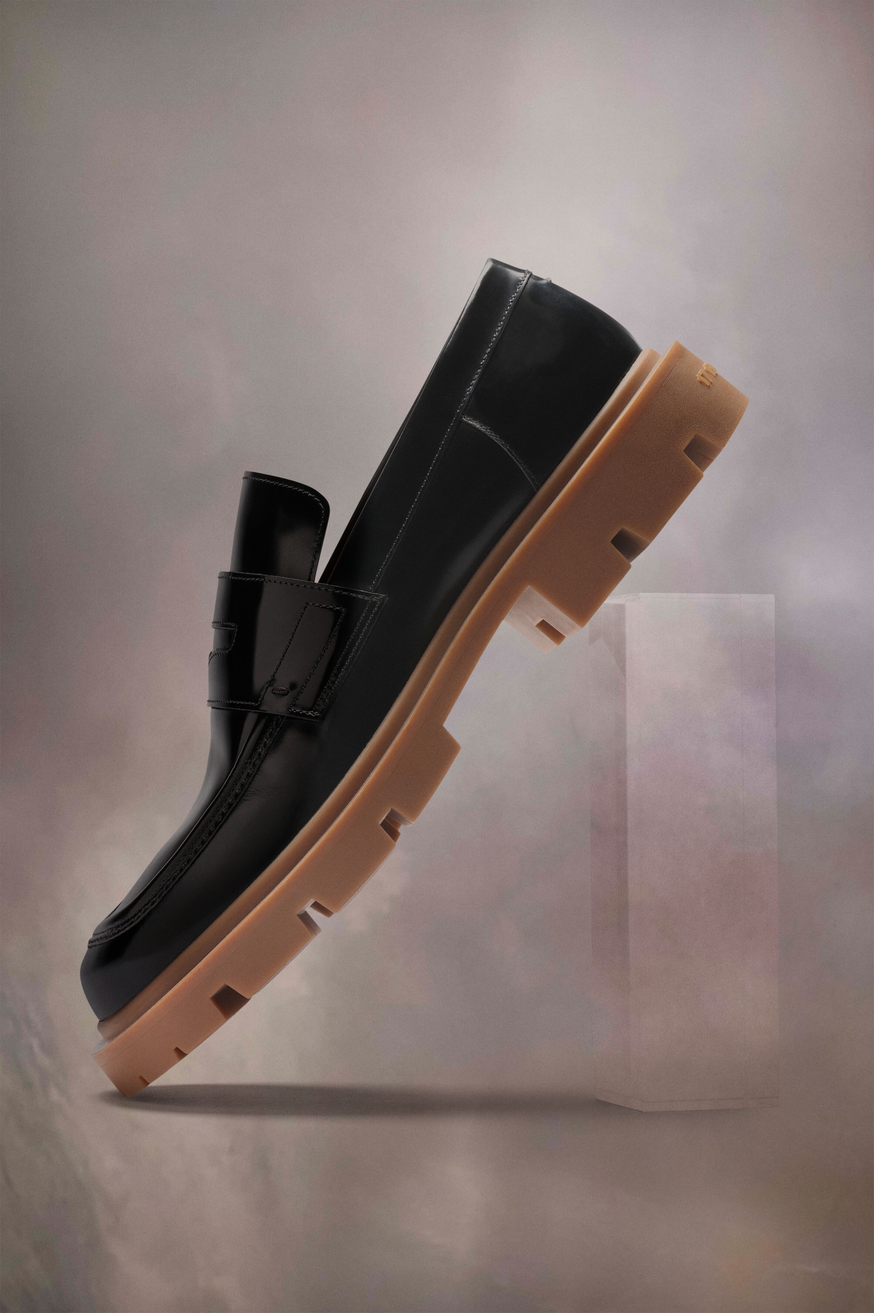 【関税込み】Maison Margiela ブラック＆タン Ivy ローファー Maison Margiela Ivy Leather Loafers | Black | FARFETCH