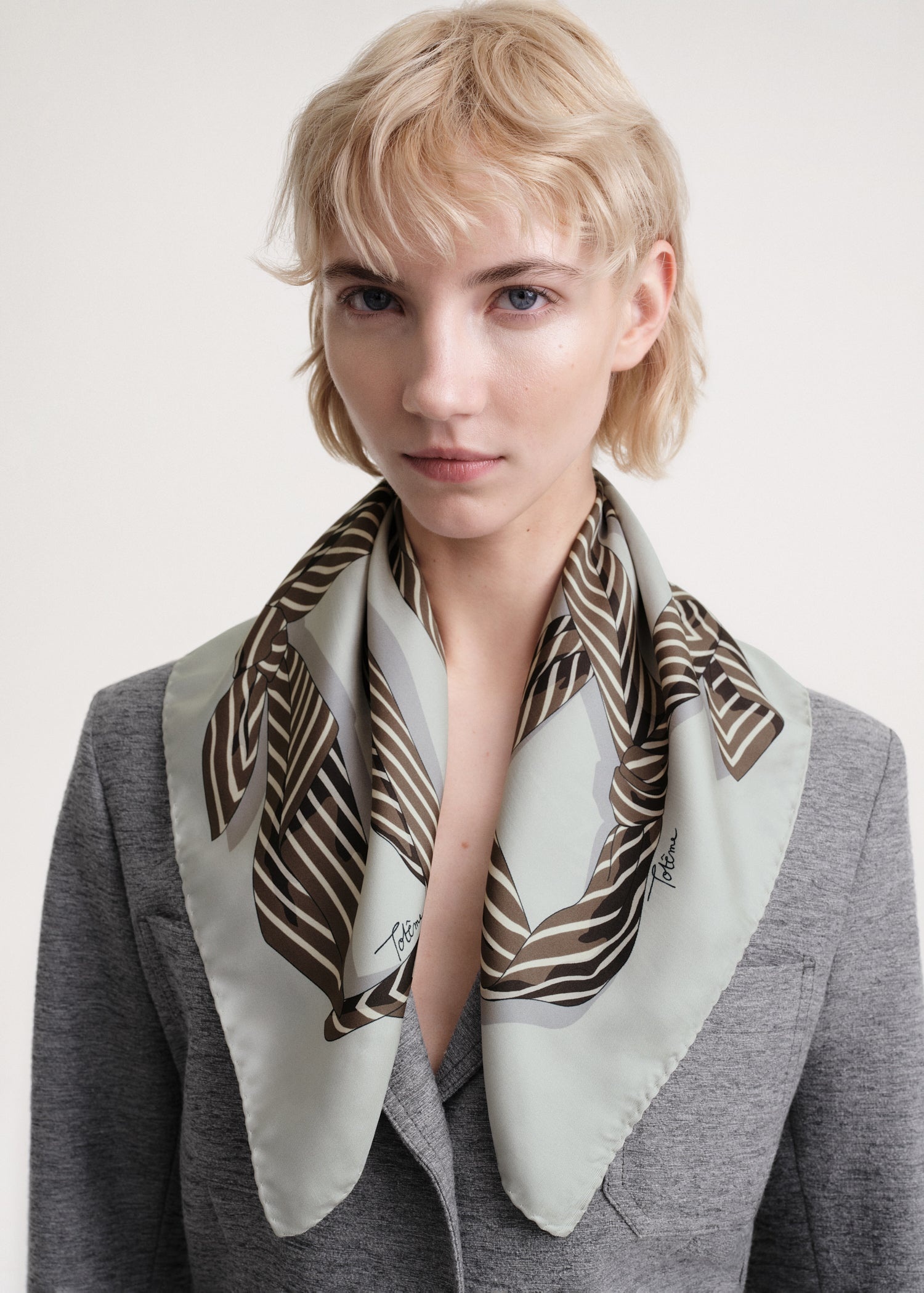 Knotted monogram silk scarf silver grey - 1