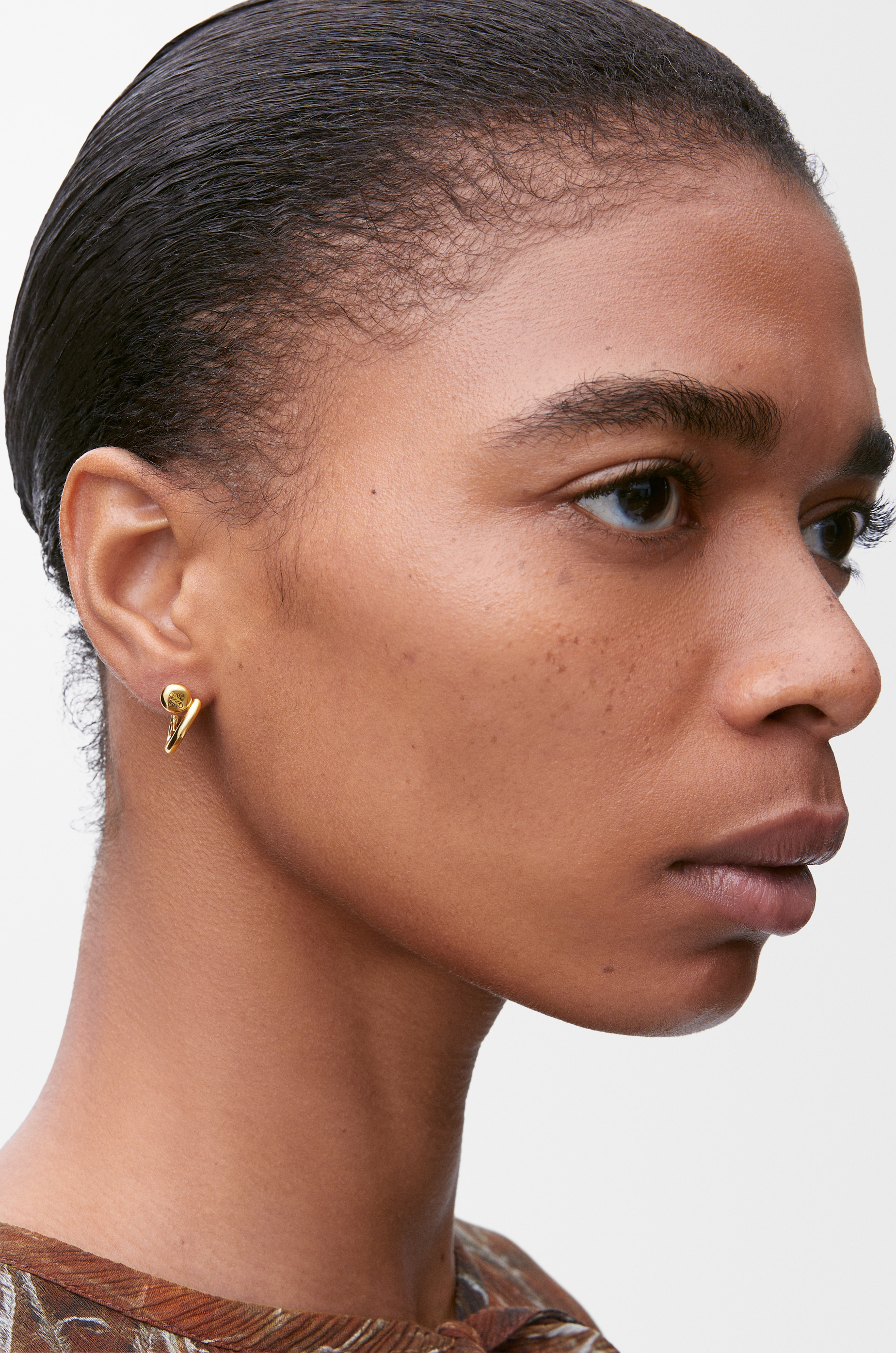 Anagram Pebble mini hoop earrings in sterling silver - 2