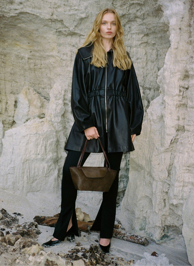 Elleme Courrier Tote Calf Leather Dark Brown outlook