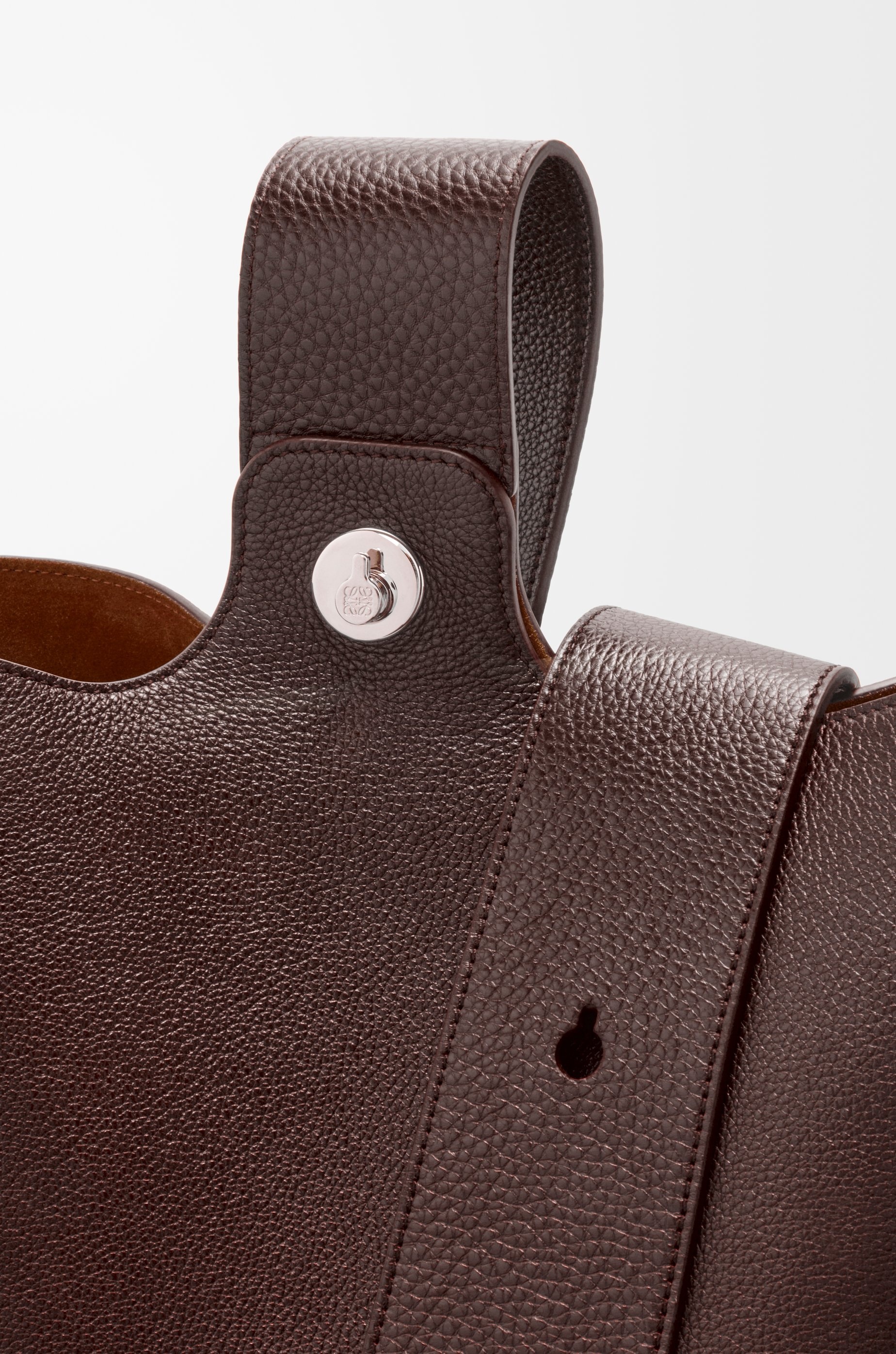 Large Pebble bucket in supple grained calfskin - 6