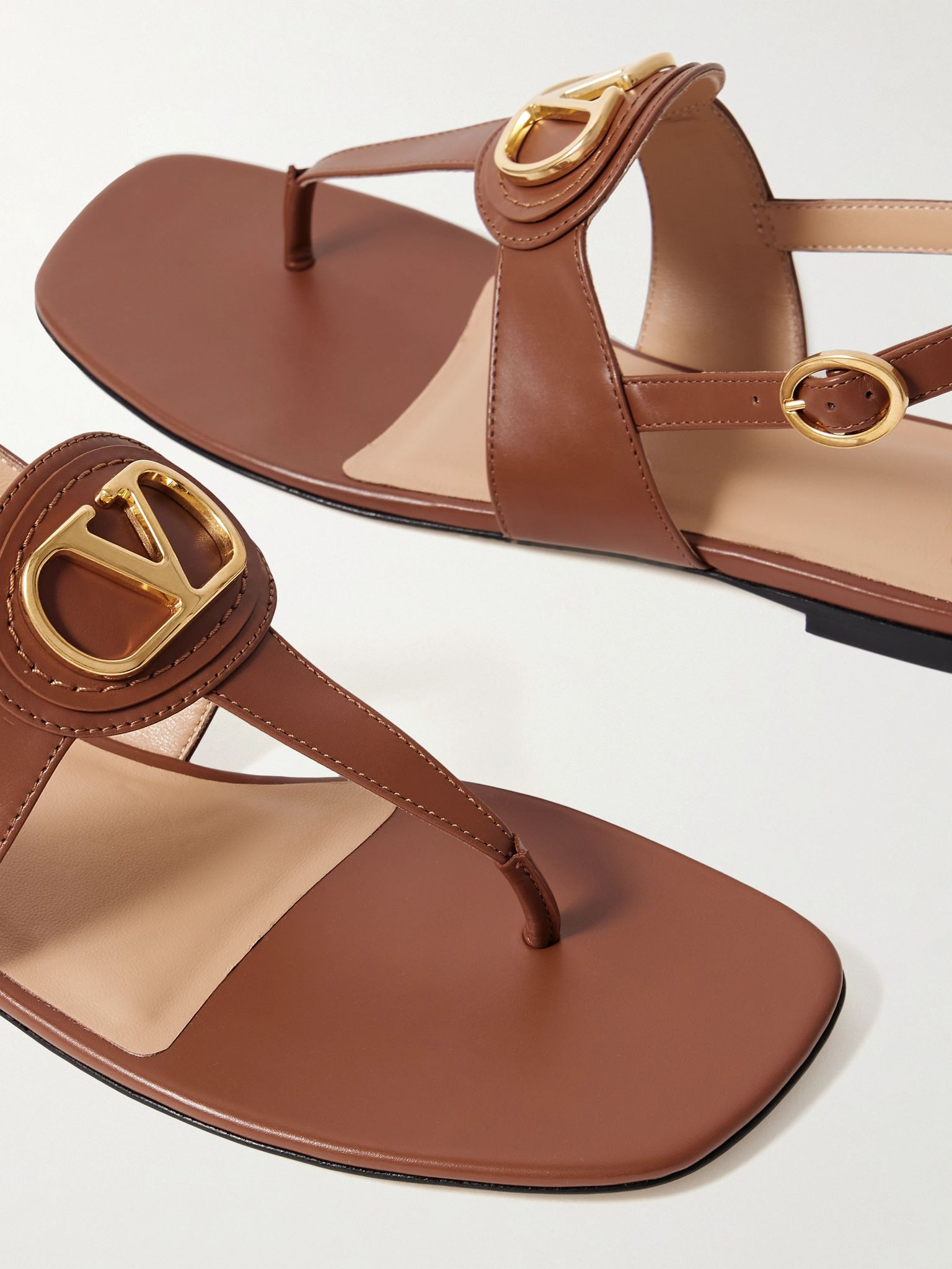 VLogo embellished leather sandals Tan - 4