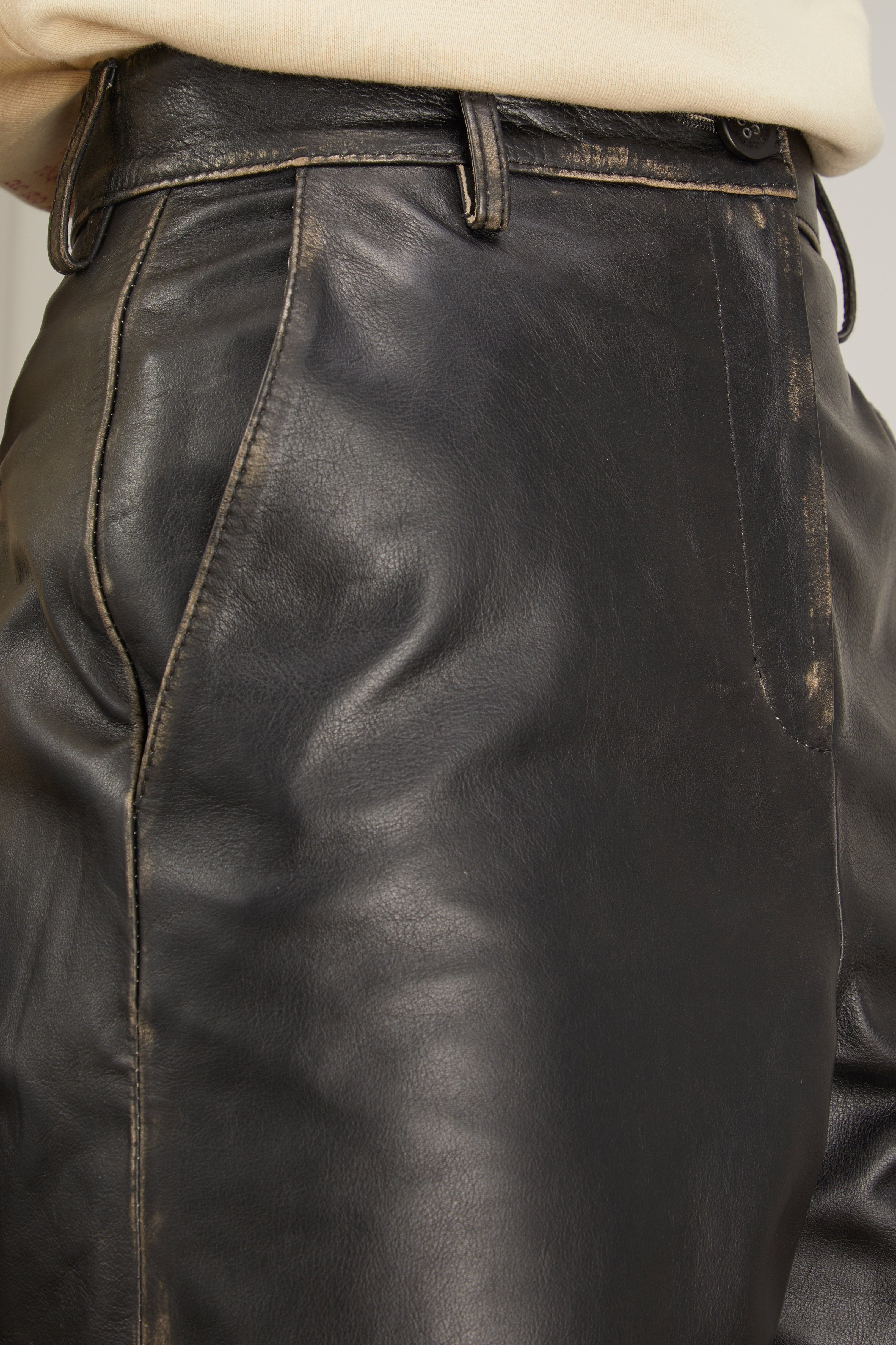 Black leather Bermuda shorts with lived-in effect