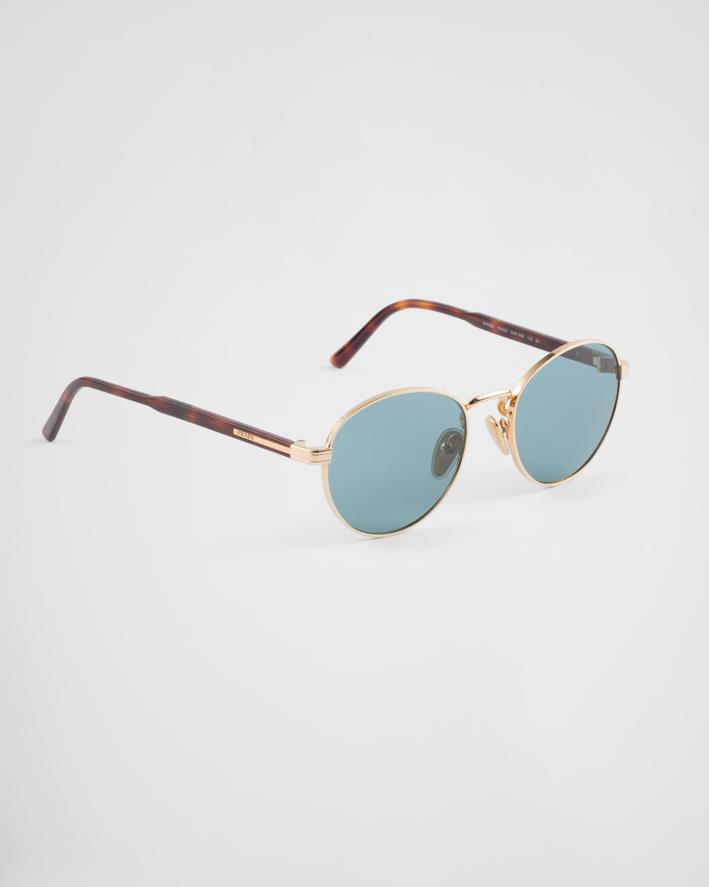 Sunglasses with the iconic metal plaque - 3