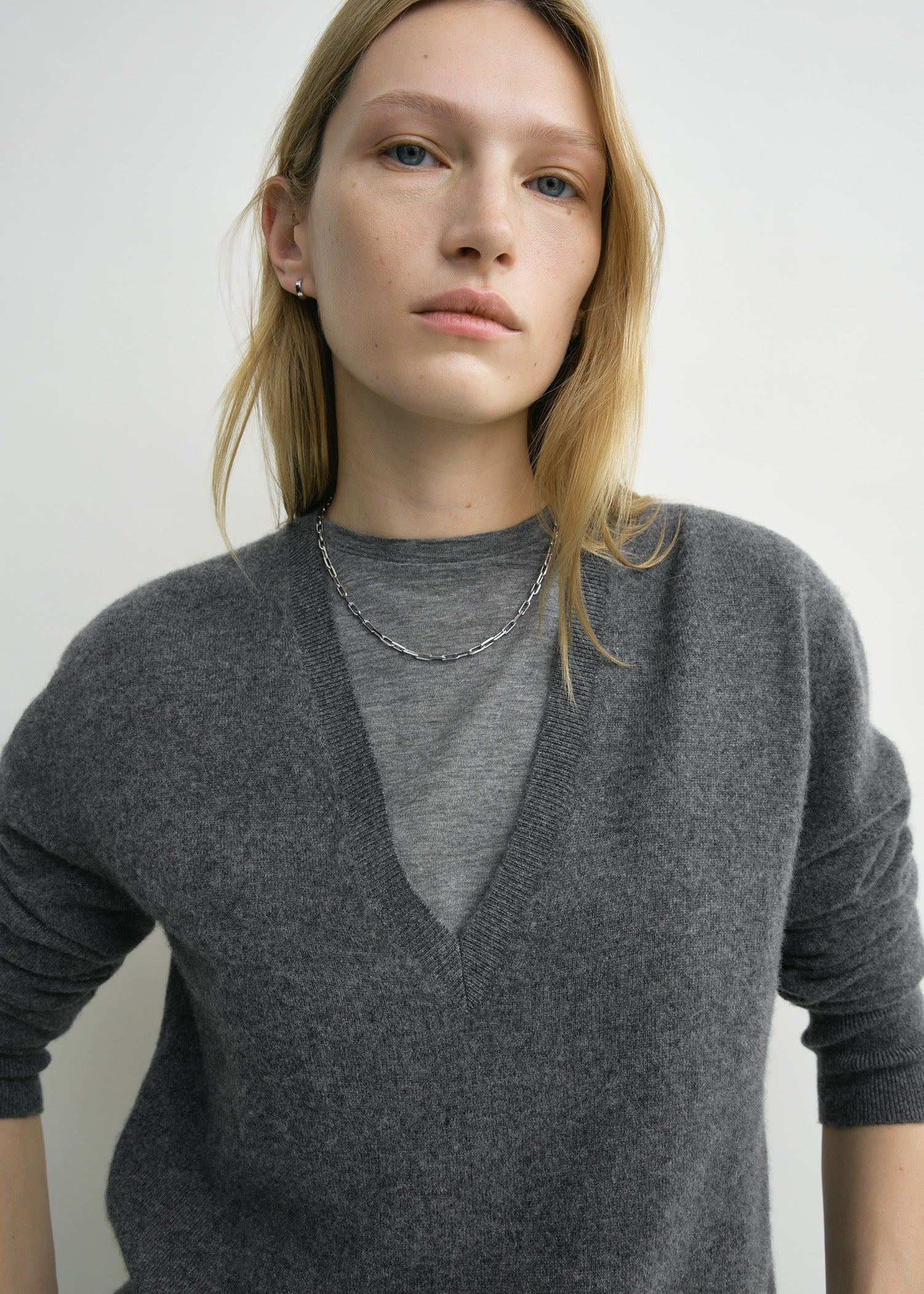 Cashmere v-neck knit charcoal - 5