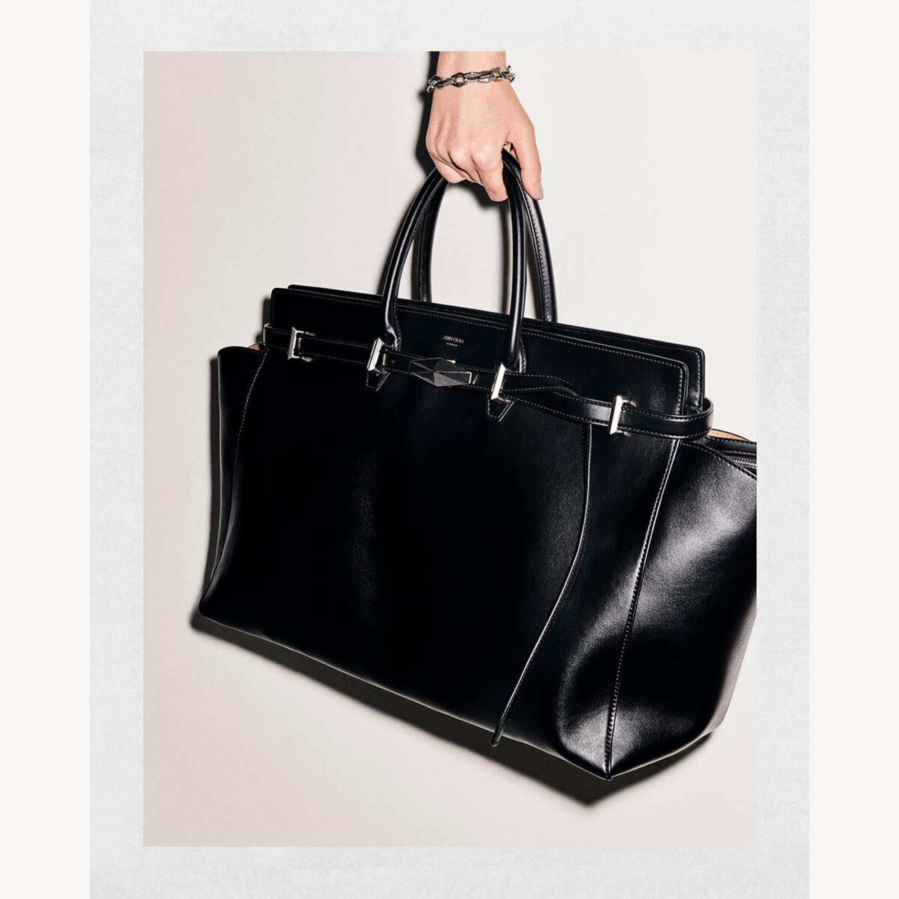 Diamond Belted Top Handle M
Black Leather Top Handle Bag - 6
