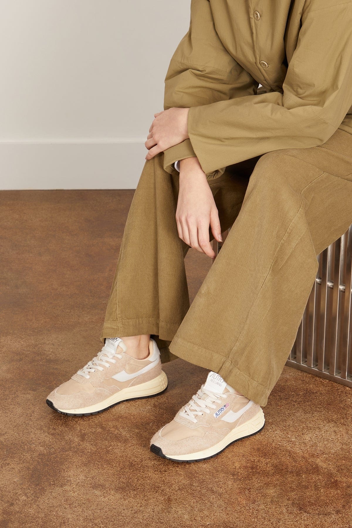 AUTRY Reelwind Low Women Sneaker in White/Pepper | REVERSIBLE