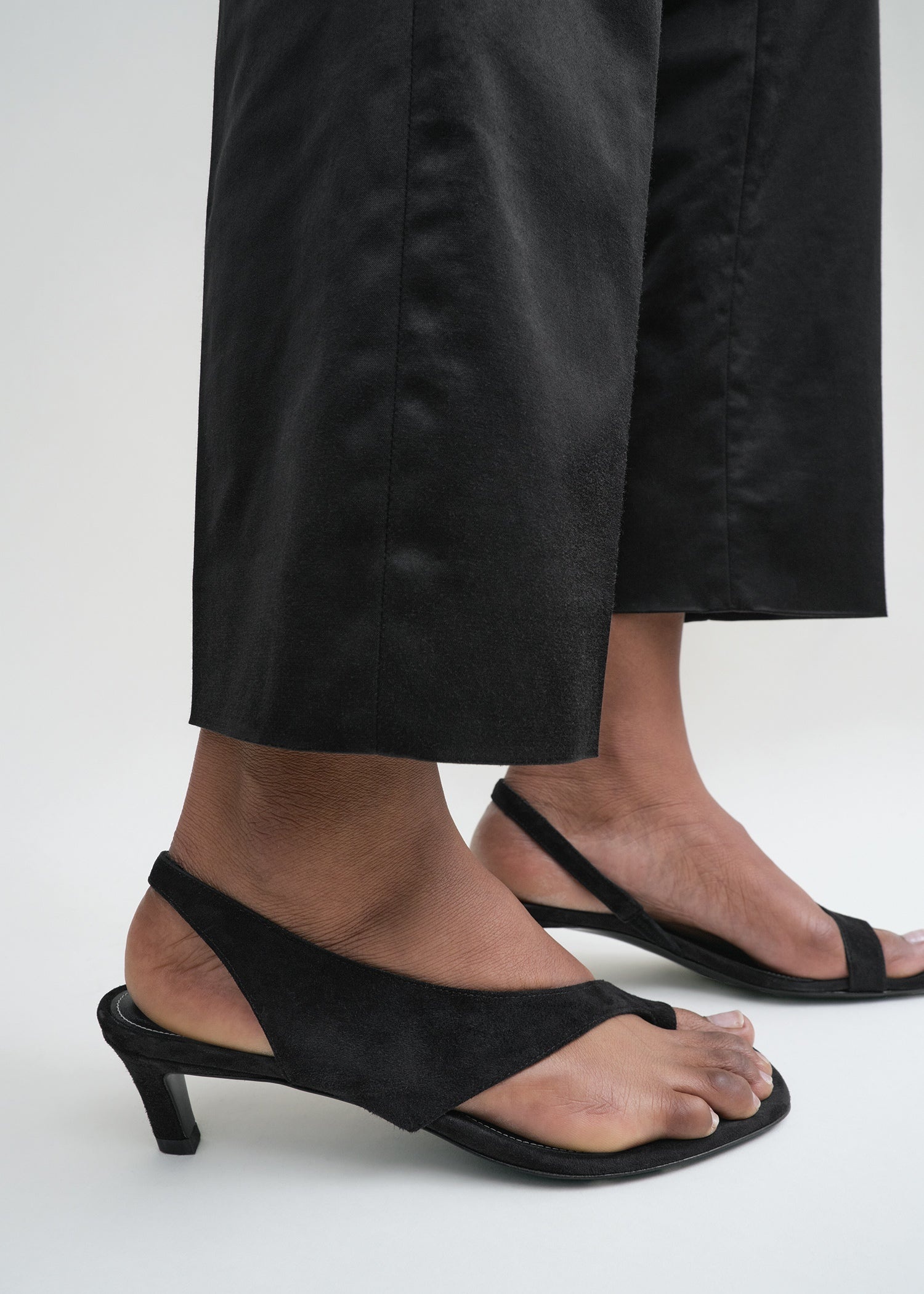 Suede heeled thong sandals black - 3
