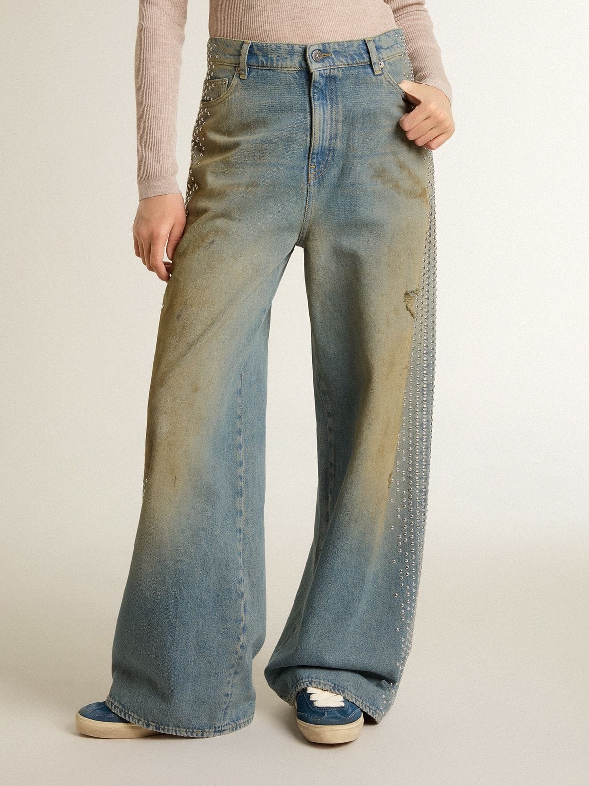 Women's boyfriend jeans with a lived-in effect sand wash and studs - 2