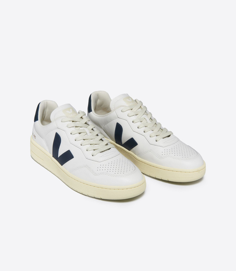 VEJA V-90 LEATHER WHITE NAUTICO outlook