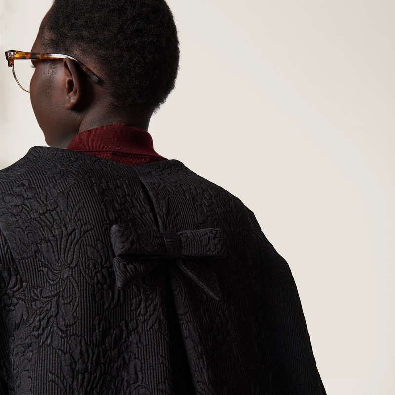Single-breasted matelassé effect jacquard cape 5