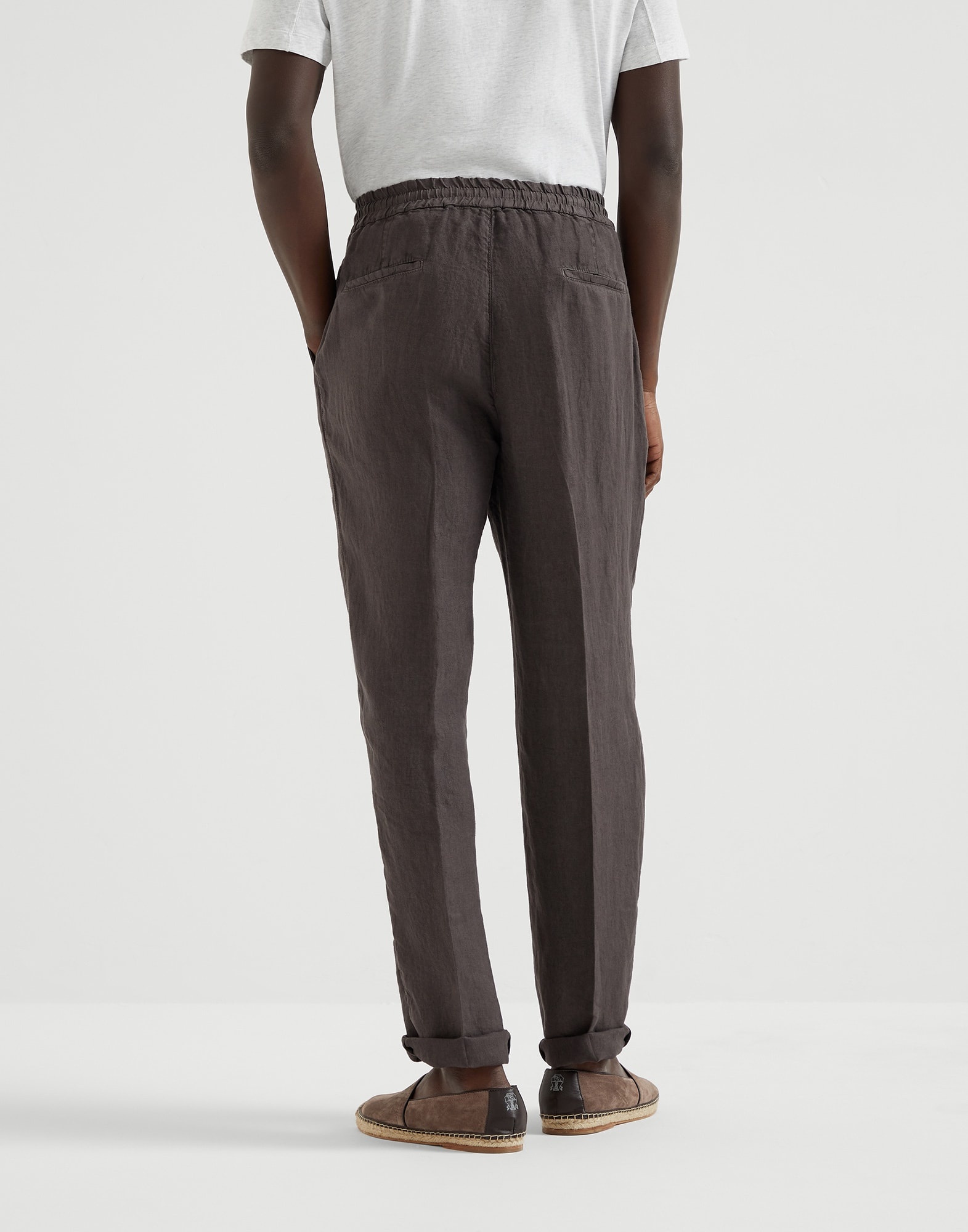 Garment-dyed leisure fit trousers in linen gabardine with drawstring and double pleats - 2