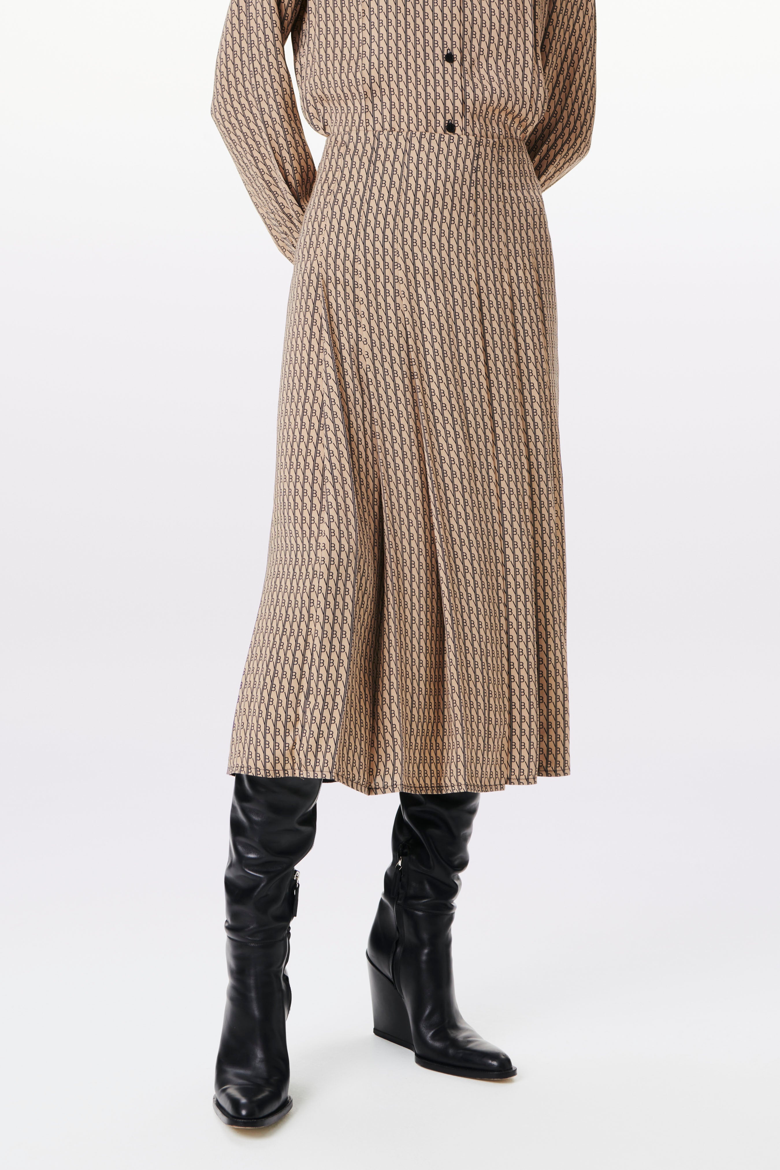 Patch Pocket Pleated Monogram Skirt in Camel-Dark Navy - 3