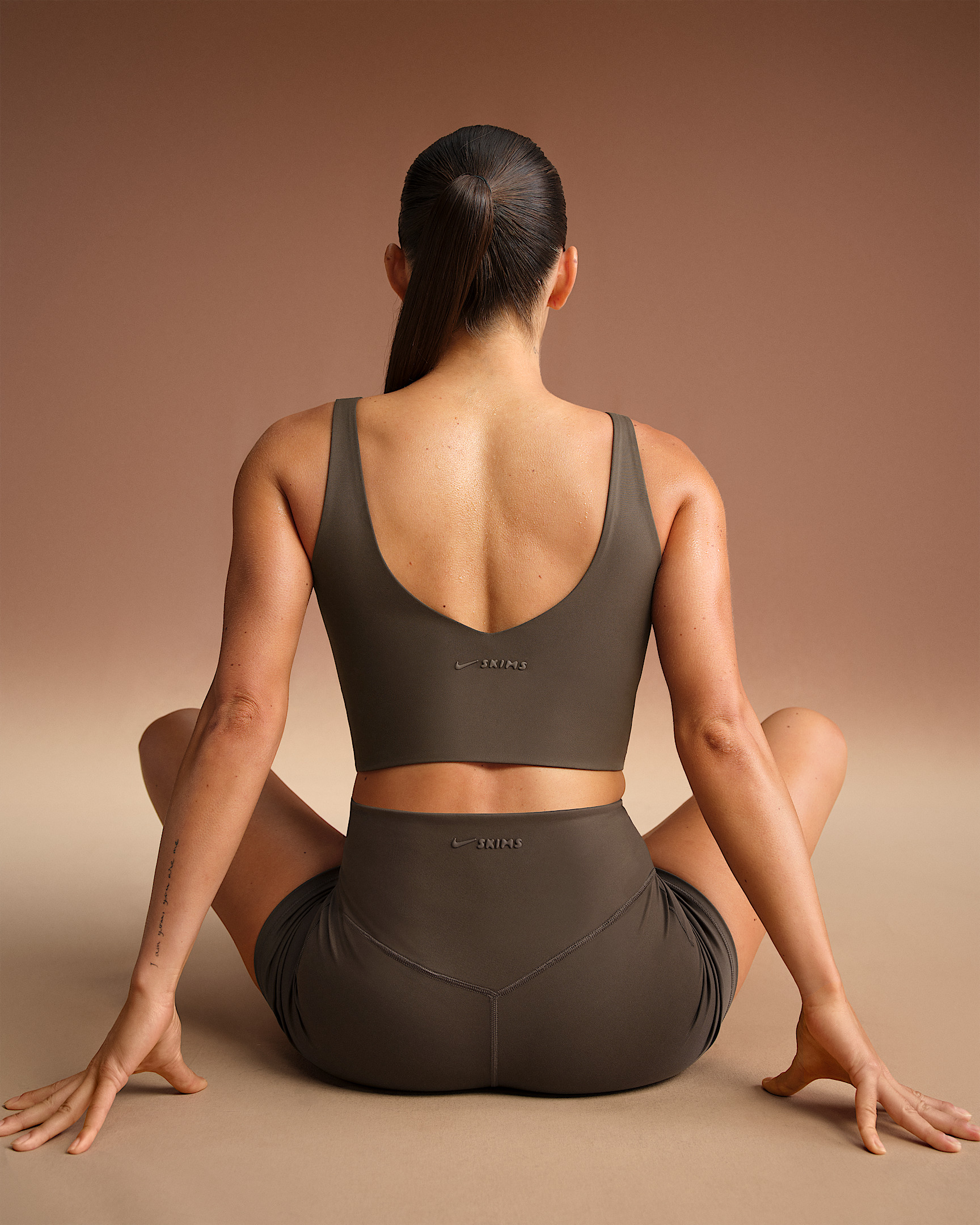 NikeSKIMS Matte Women's V-Neck Long-Line Bra - 2