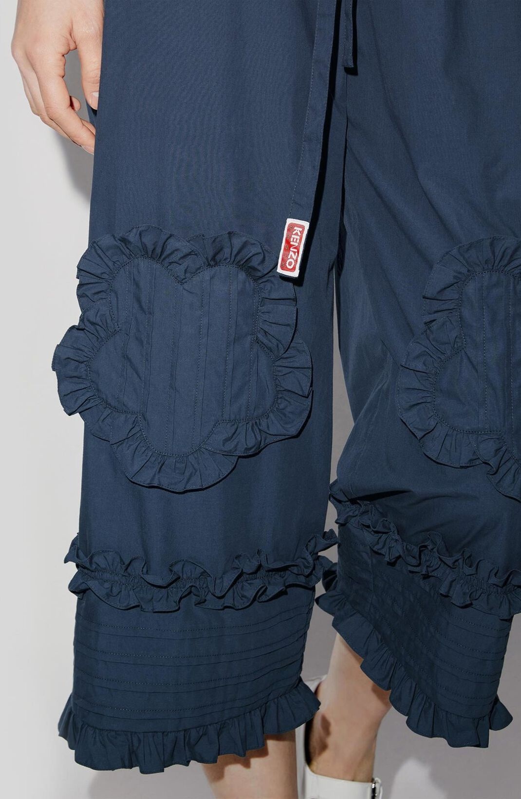Cropped trousers with ruffles - 6