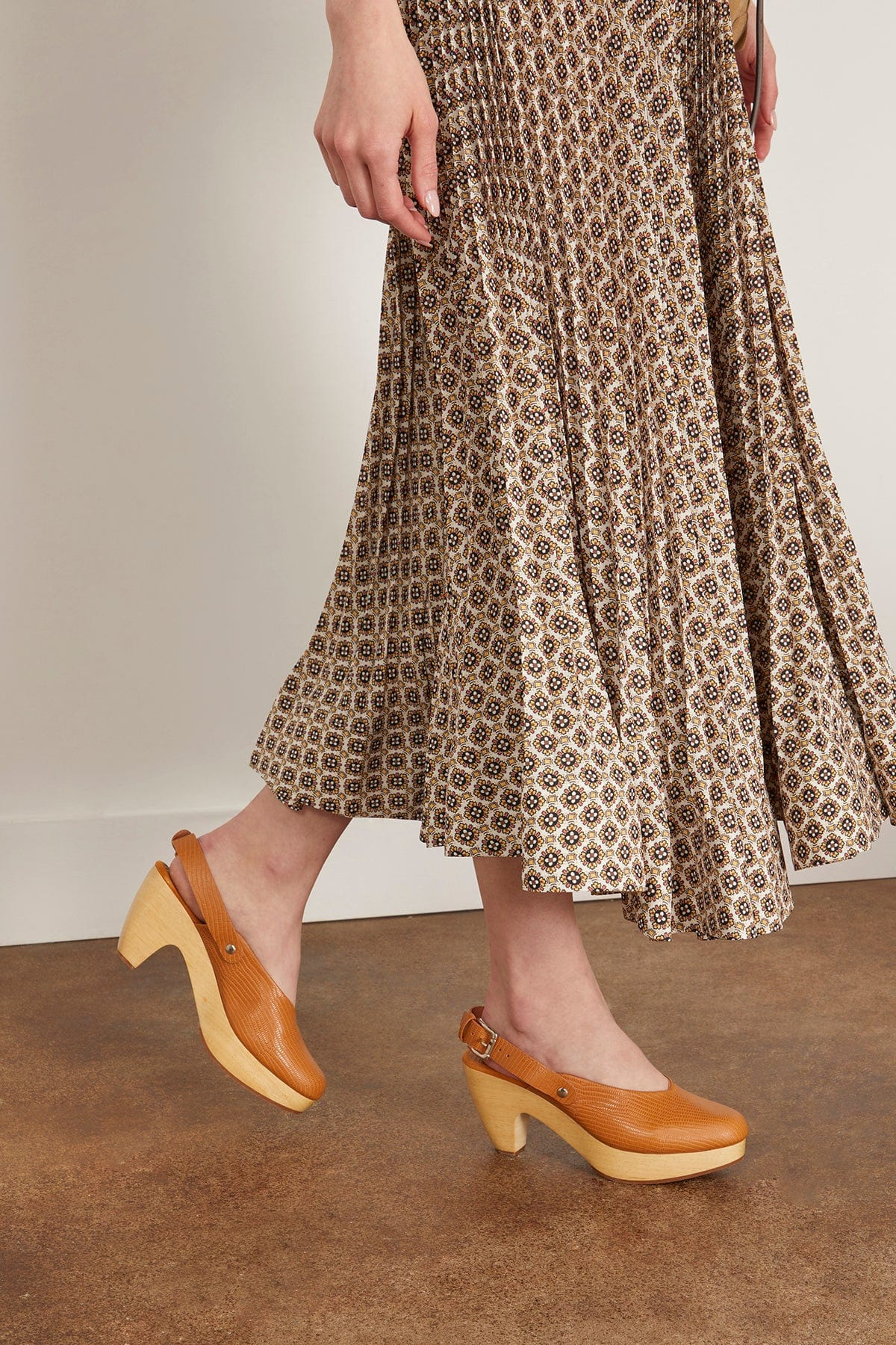 Myst Clog in Caramel - 2