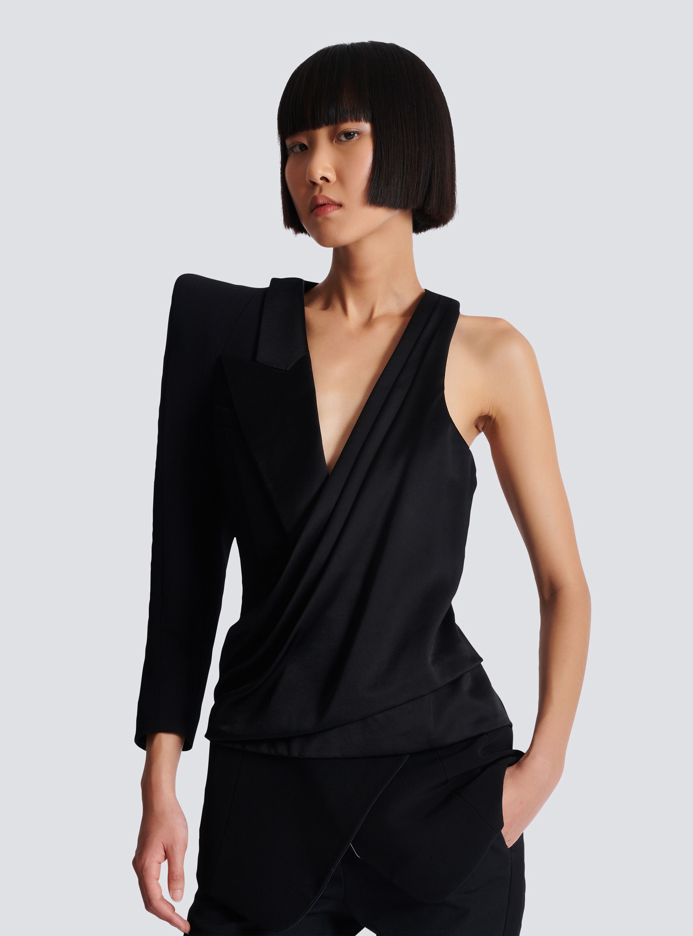 Asymmetric dress with structured shoulder - 7