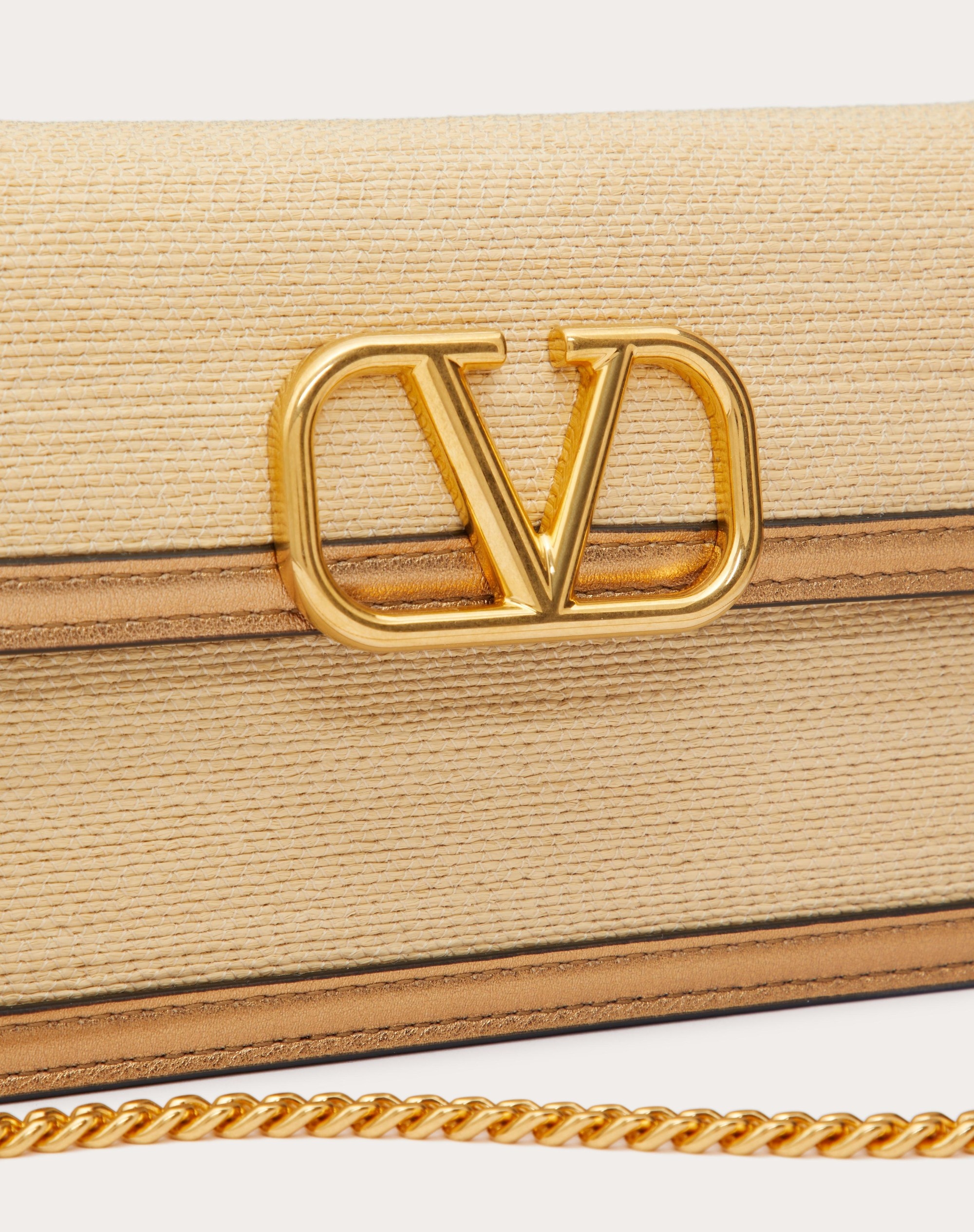 VLOGO SIGNATURE WALLET WITH CHAIN IN RAFFIA AND METALLIC CALFSKIN LEATHER - 7