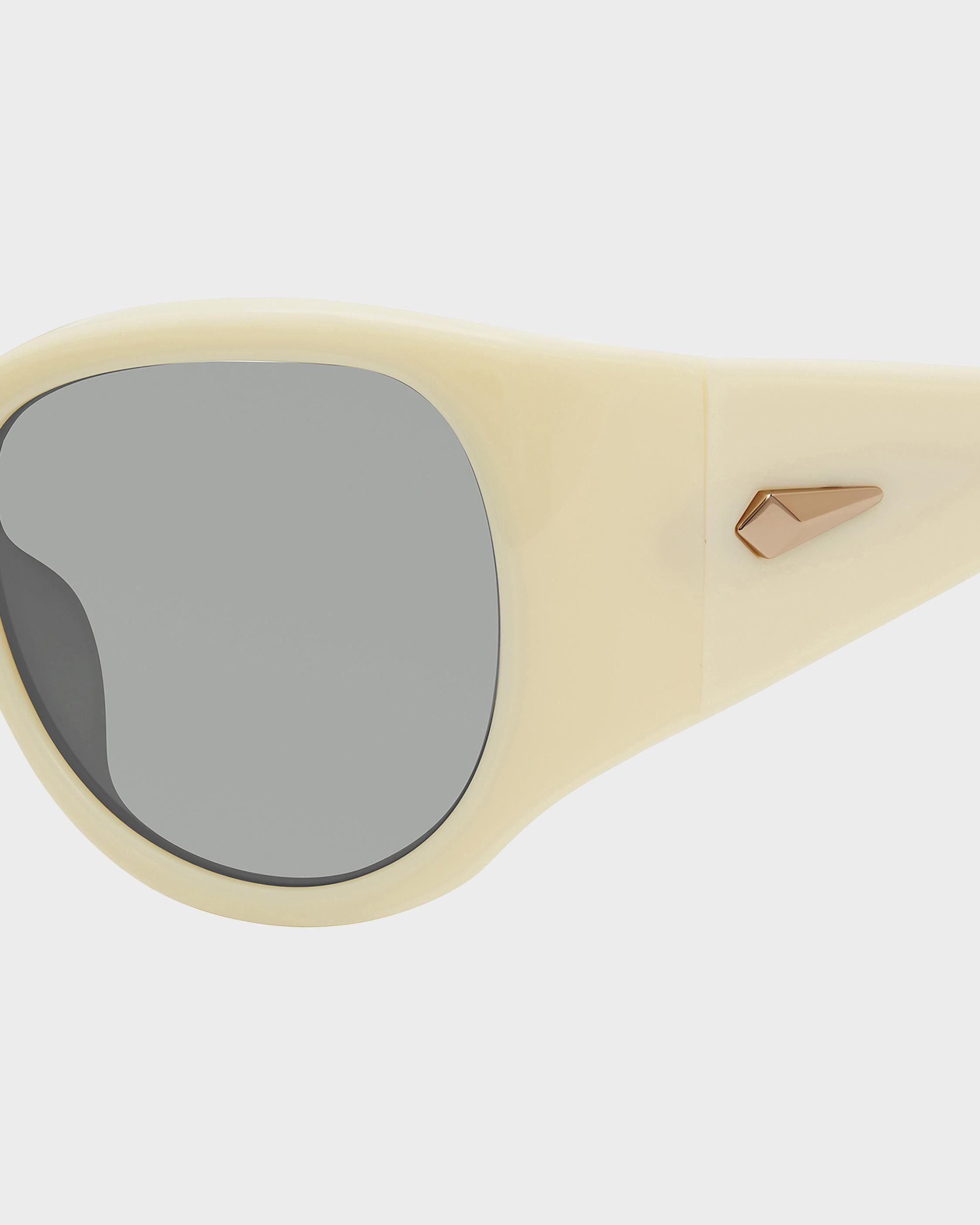 Vesper
Oval Sunglasses - 3