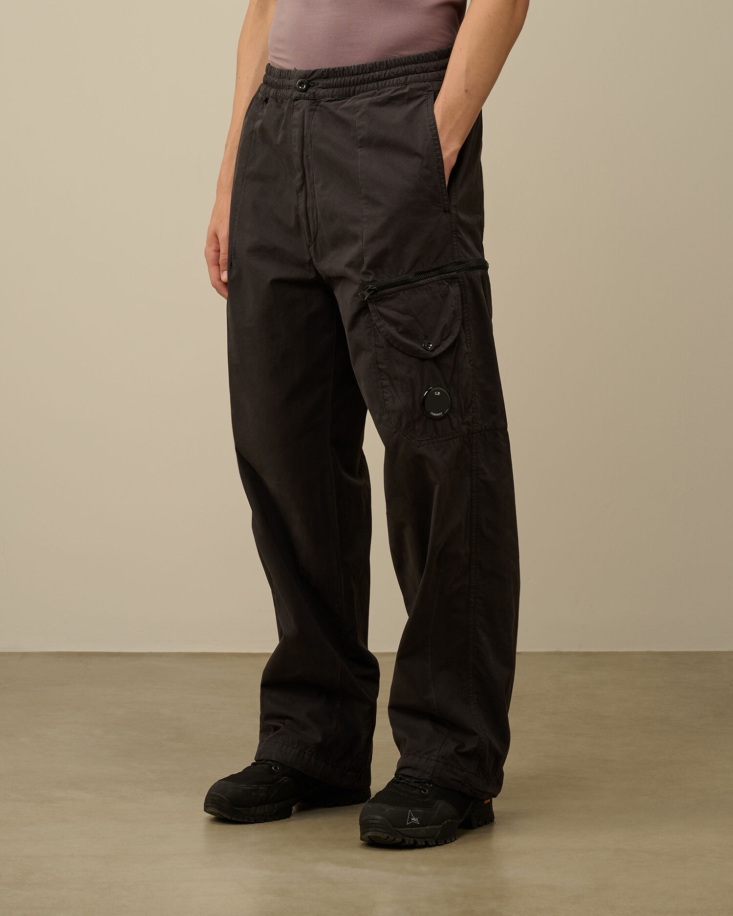 パンツ C.P. Company micropeps boxy cargo 48 Black Microreps Boxy Lens Cargo Pants by C.P. Company on Sale
