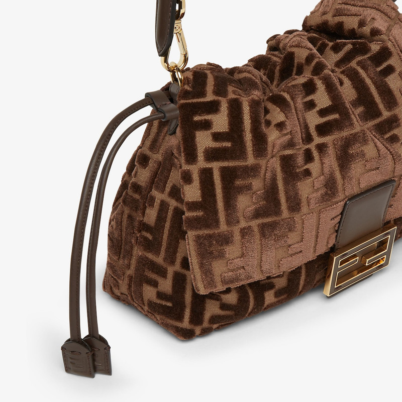 FENDI Mamma Baguette Medium outlook