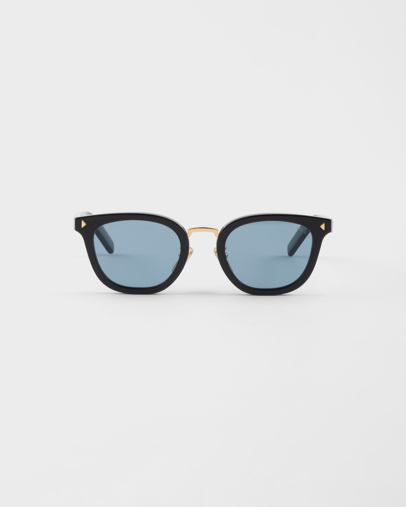 Sunglasses with the iconic metal plaque 1