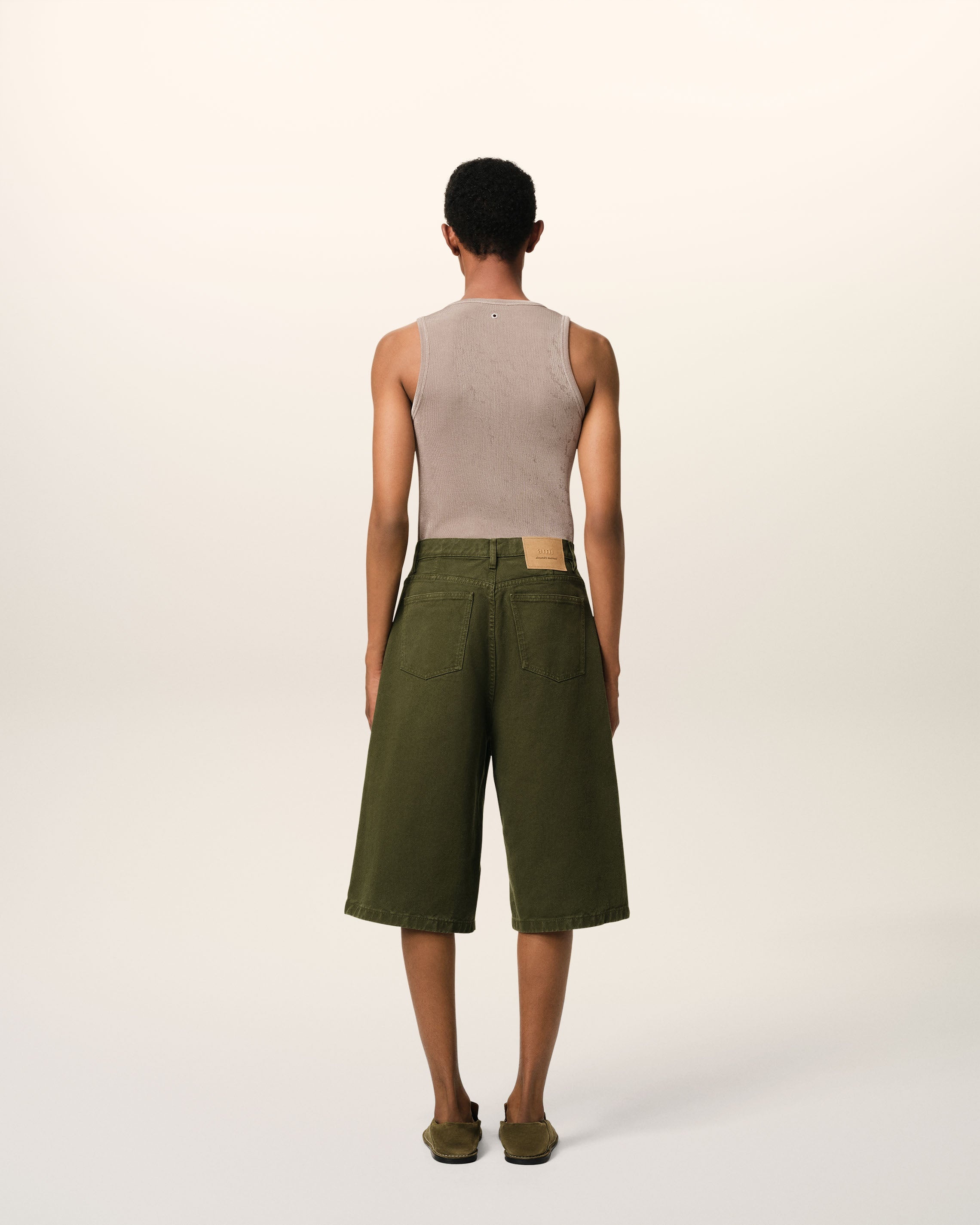 ショートパンツ AMI Women Shorts  Burmudas FTR203AC0014 ASH GREEN Ami Pin Tuck Bermuda Shorts In Green - 17% Off | Editorialist