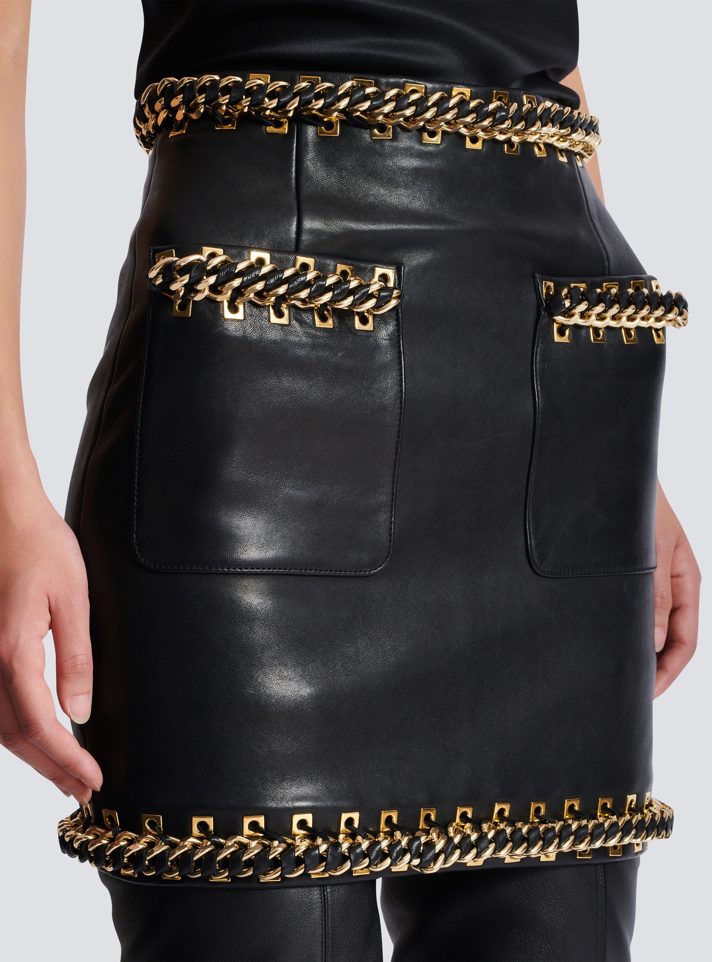 Short lambskin skirt with chains - 7
