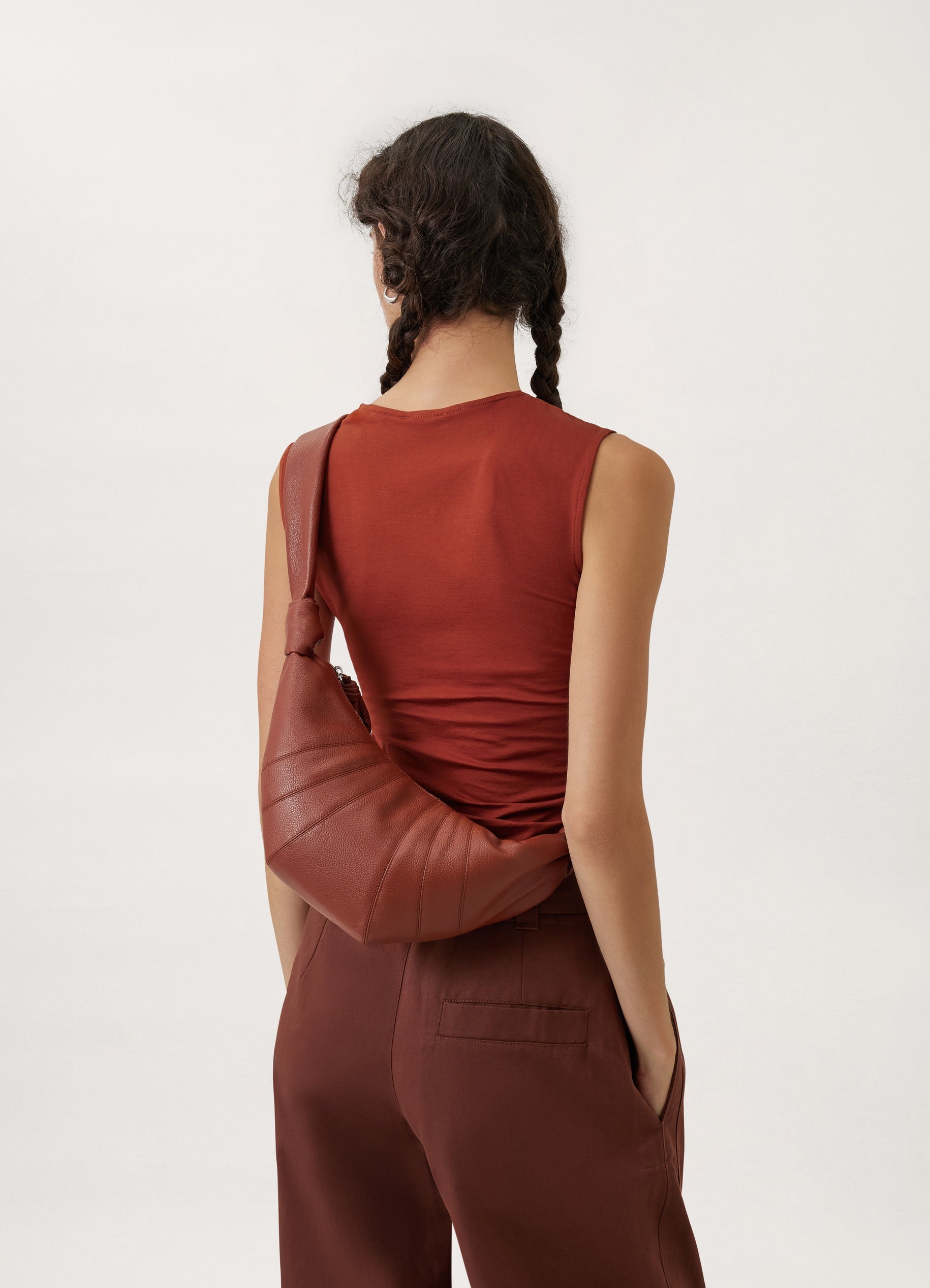 SMALL CROISSANT BAG
GRAINED LEATHER - 10