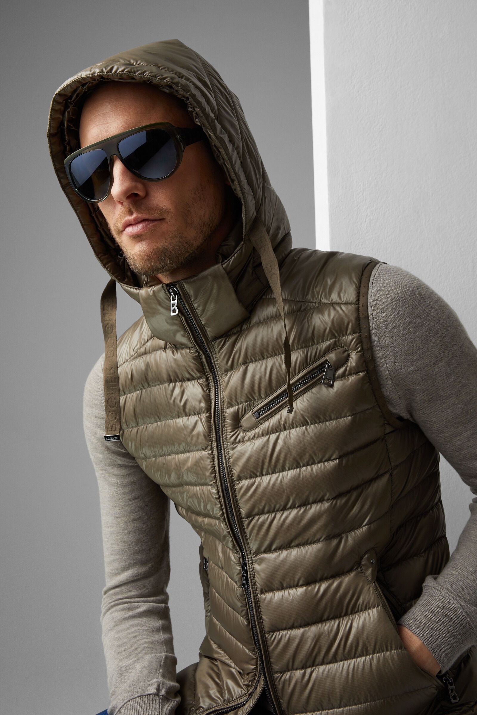 Lonne lightweight down vest in Khaki - 6