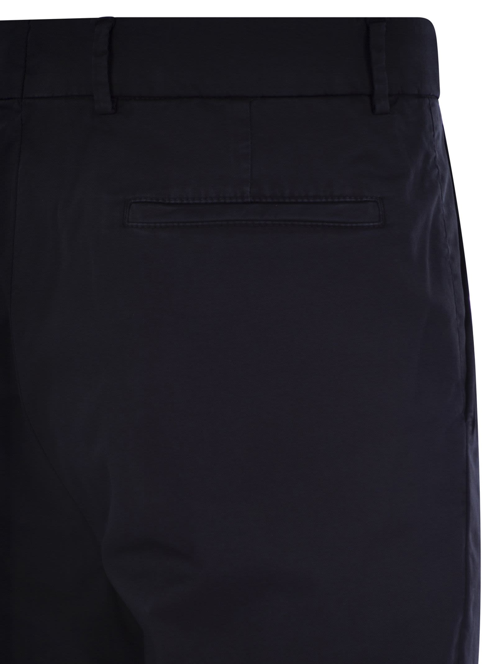 Brunello Cucinelli Men Garment-Dyed Leisure Fit Trousers In American Pima Comfort Cotton With Pleats - 4