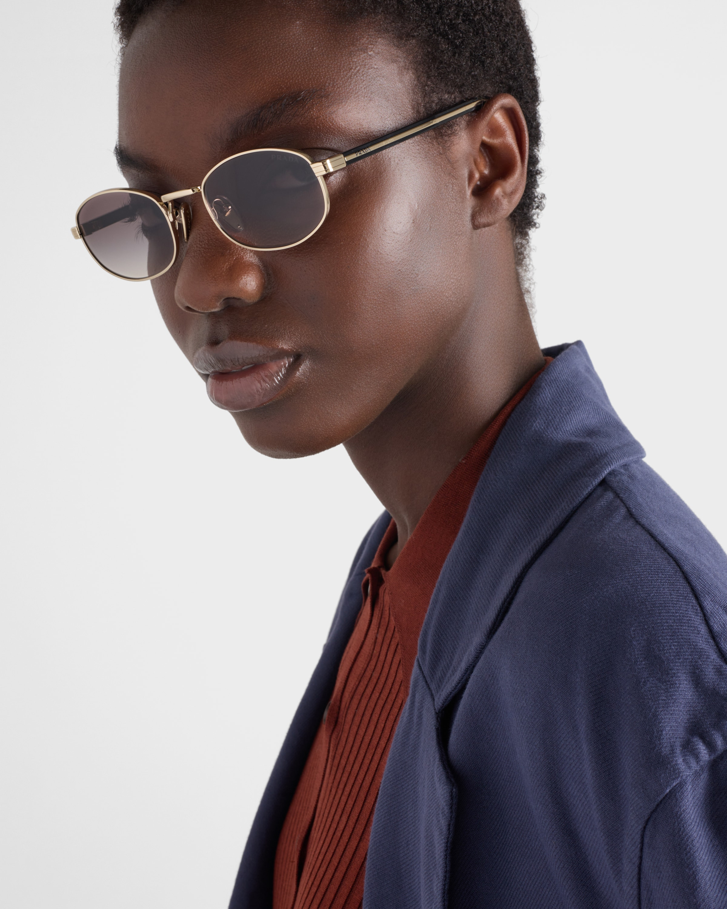 Sunglasses with the iconic metal plaque - 6