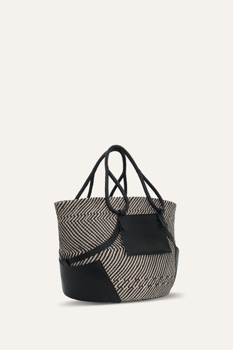 Johanna Ortiz En La Mar Tote Bag outlook
