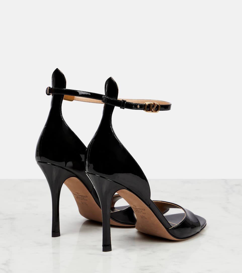 VLogo patent leather sandals - 3