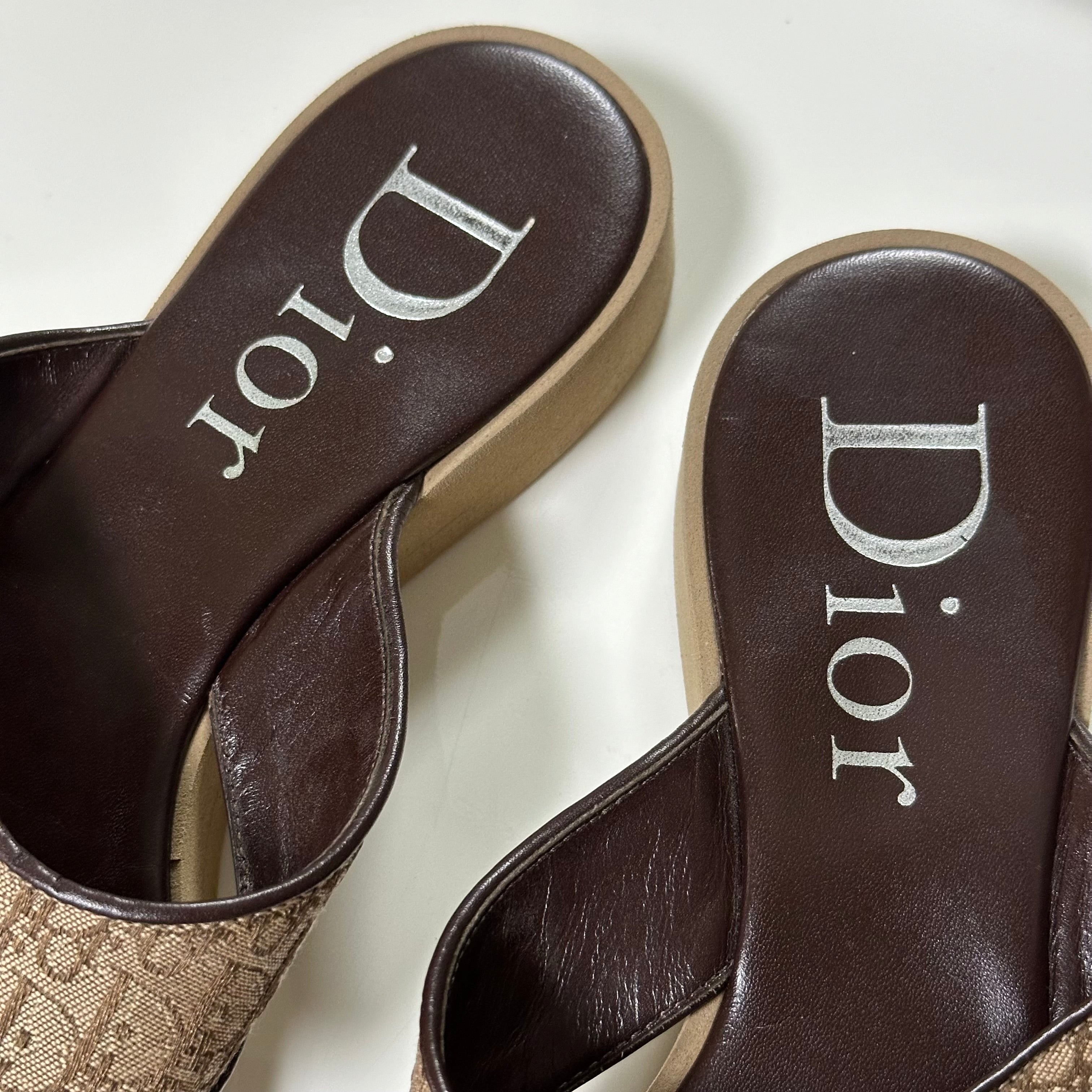 CHRISTIAN DIOR Spring Summer 2005 Trotter Flip-Flop Sandals - 6