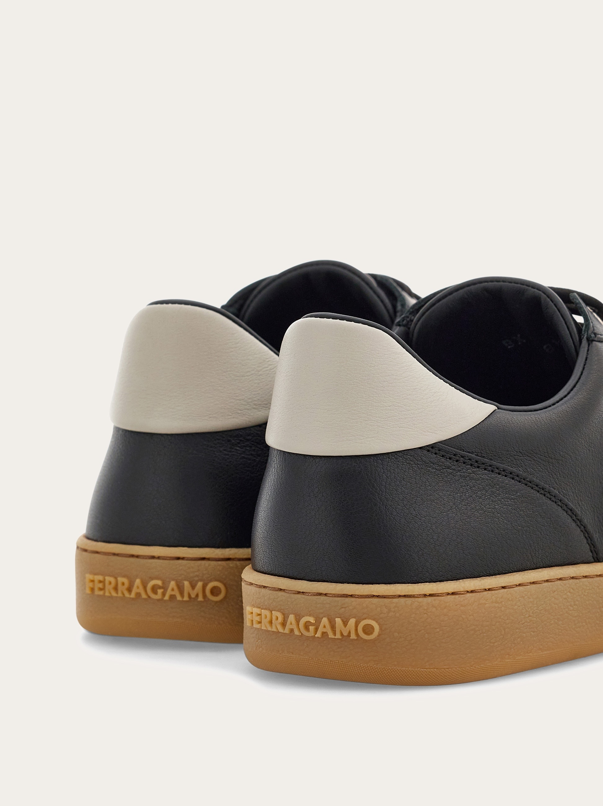 Low top sneaker with logo - 3