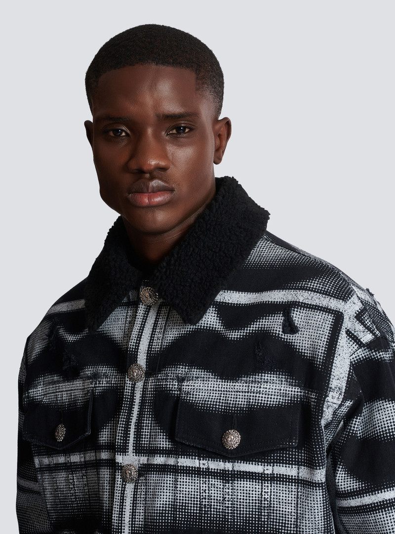 Denim jacket with Lips print 8