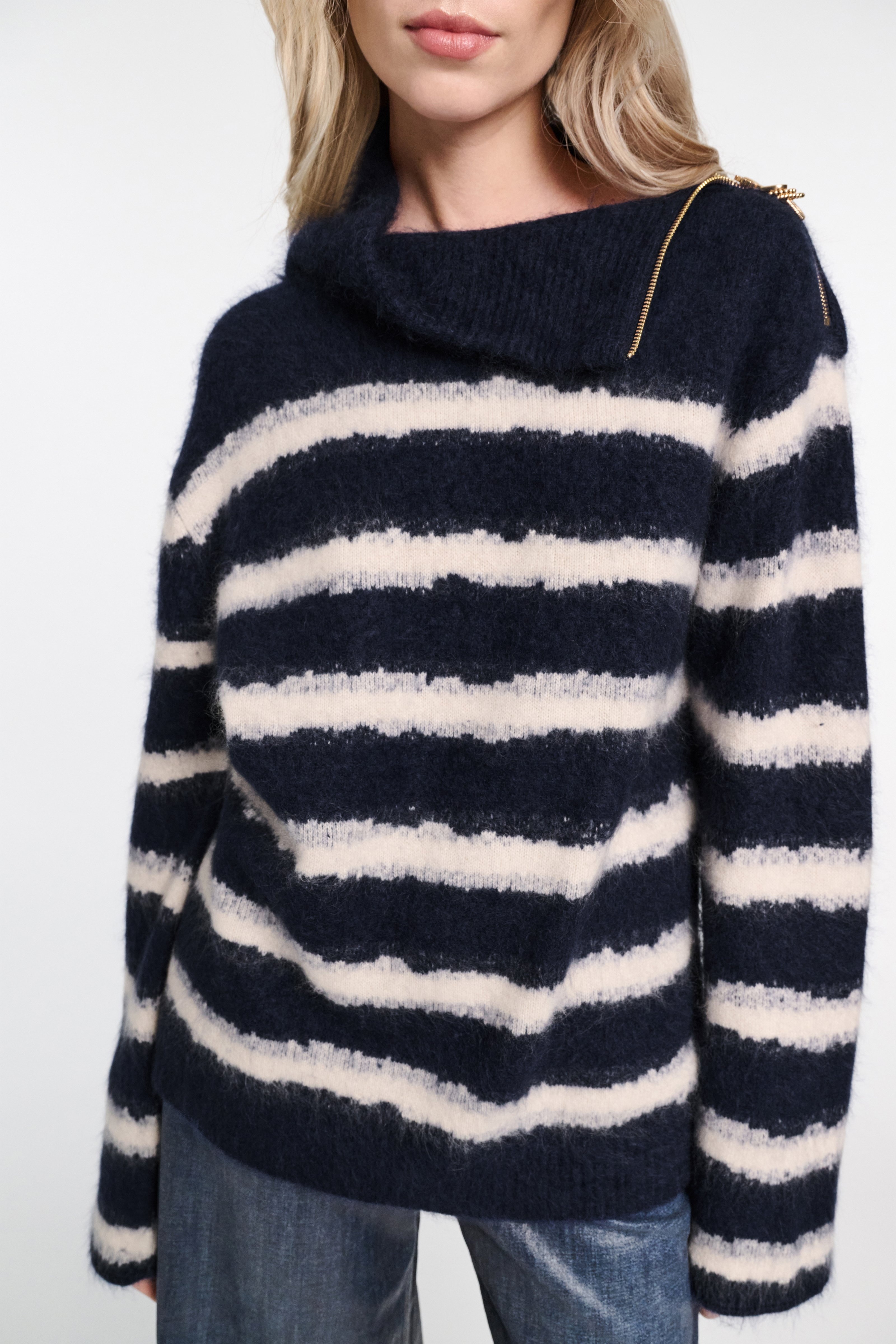 FLUFFY STATEMENTS pullover - 4