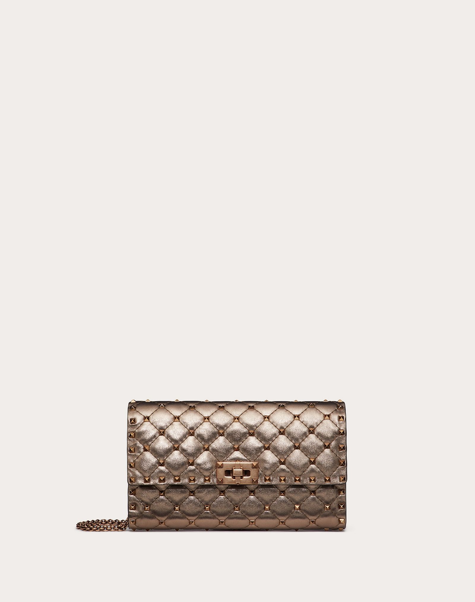 ROCKSTUD SPIKE CROSSBODY CLUTCH BAG IN METALLIC NAPPA LEATHER. - 1