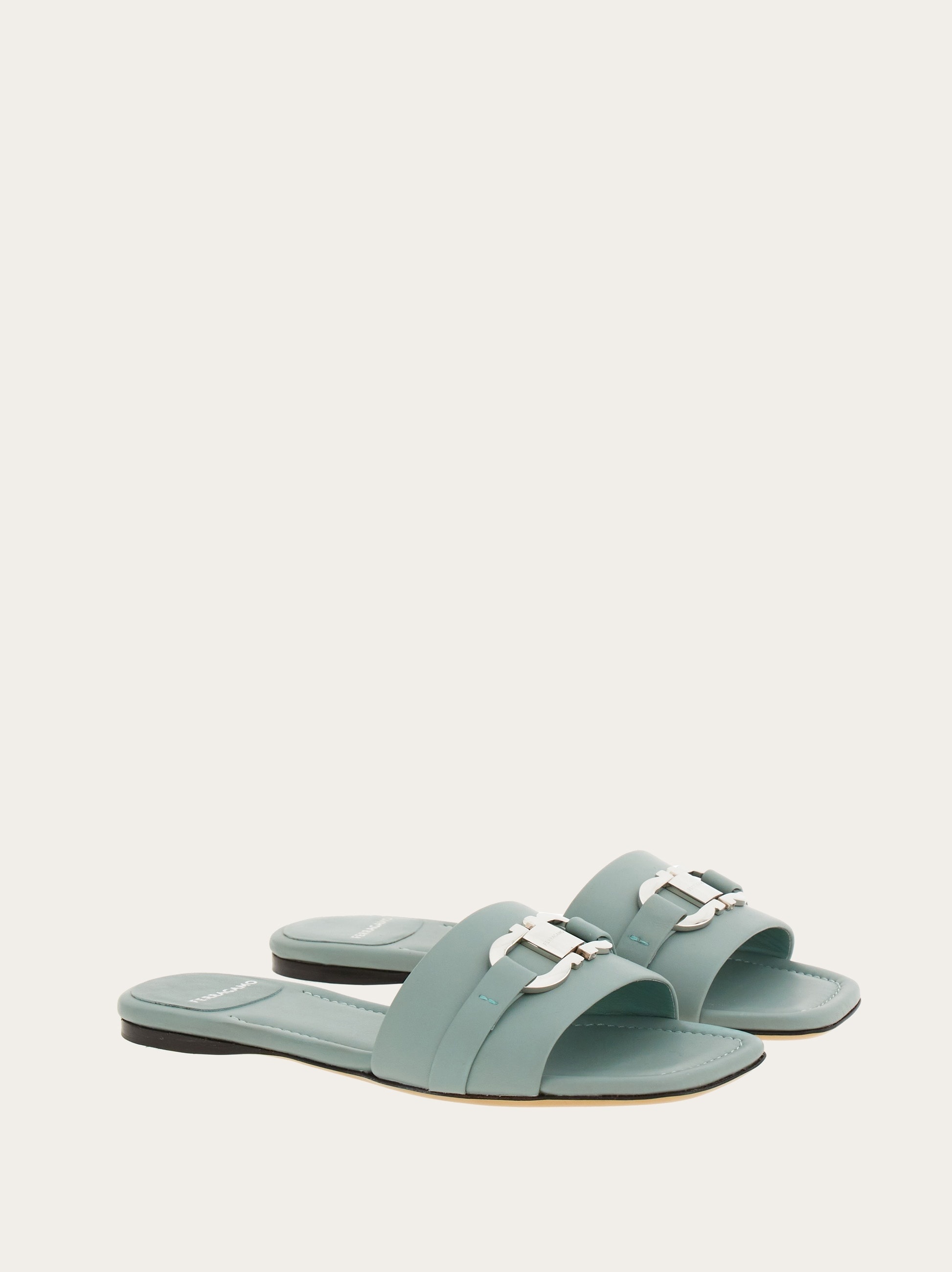 サンダル・ミュール SALVATORE FERRAGAMO GANCINI FLAT SLIDE Flat slide with Gancini ornament - Women | Ferragamo