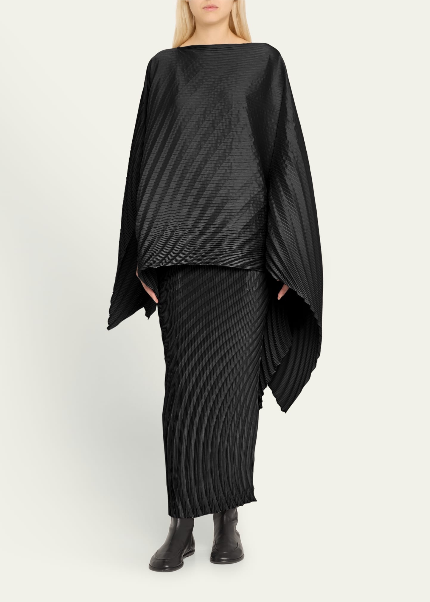 ISSEY MIYAKE Zip Deformation Poncho ポンチョ ISSEY MIYAKE Nuance Pleated Poncho | bergdorfgoodman