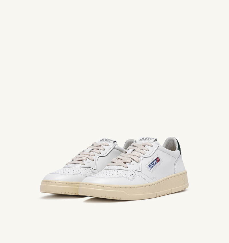 AUTRY MEDALIST LOW SNEAKERS IN LEATHER AND MOUNTAIN WHITE outlook