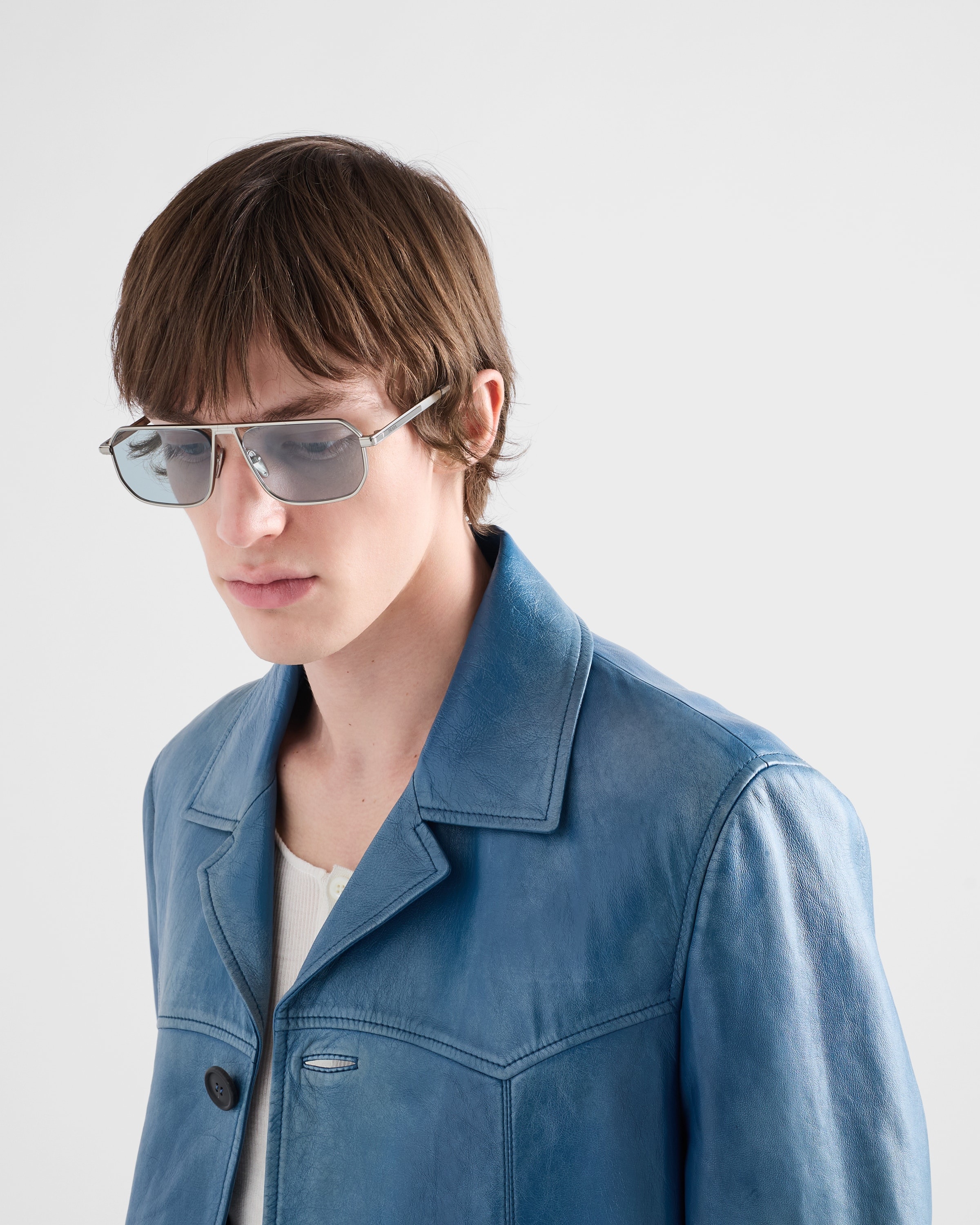 Sunglasses with the iconic metal plaque - 2
