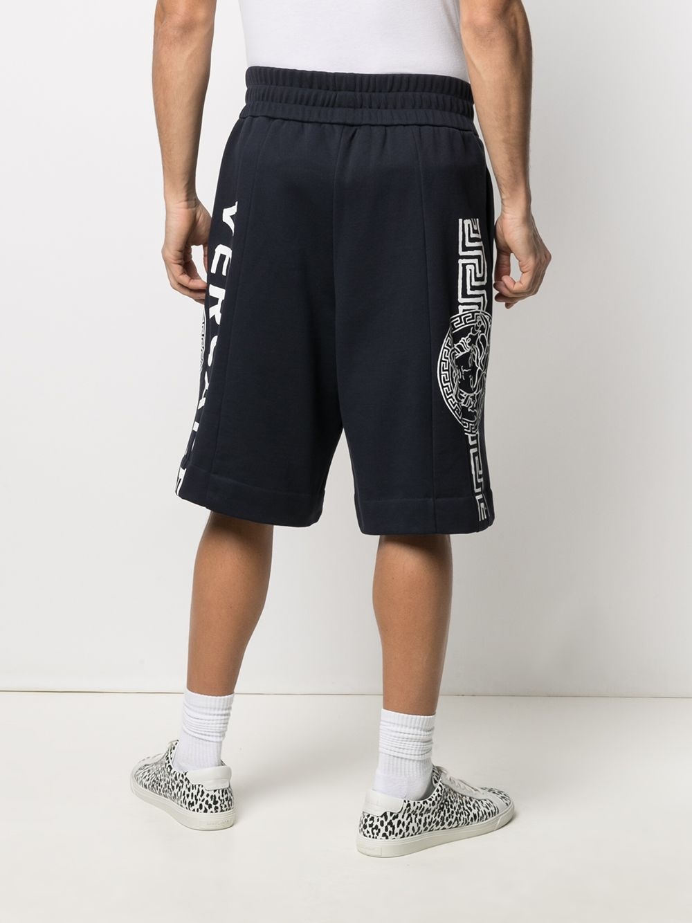 logo-print knee-length shorts - 4