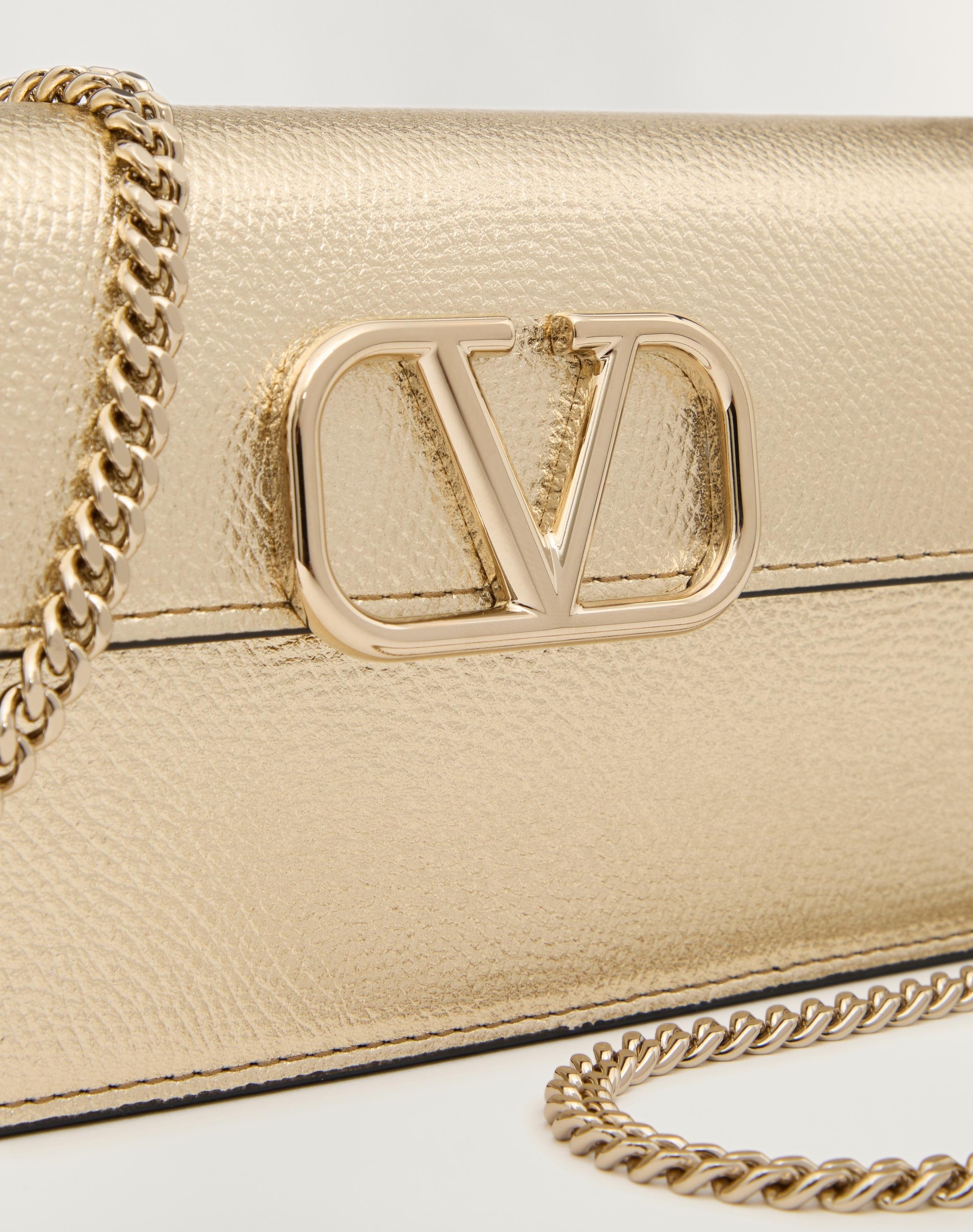 VLOGO SIGNATURE METALLIC GRAINY CALFSKIN WALLET WITH CHAIN - 6