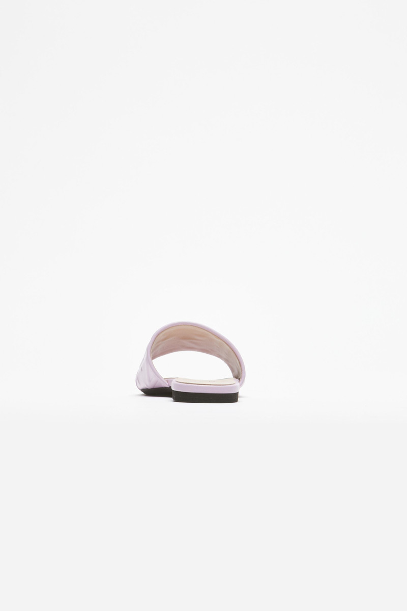 N°21 LOGO-EMBOSSED SLIDES outlook