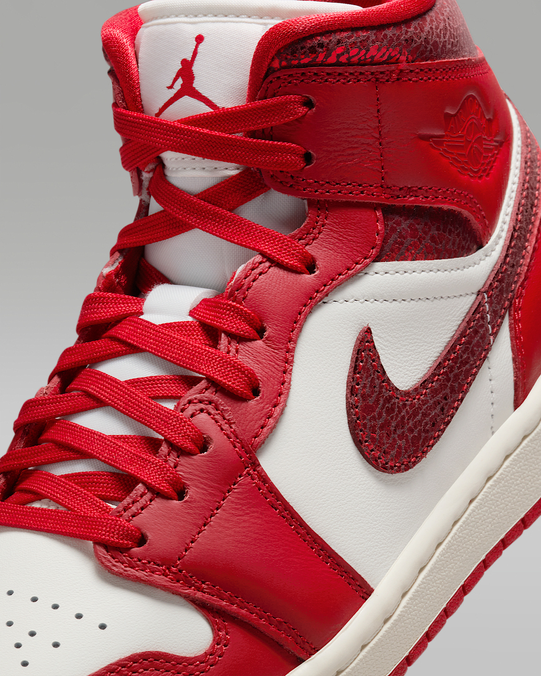 Air Jordan 1 Mid SE Women's Shoes - 7