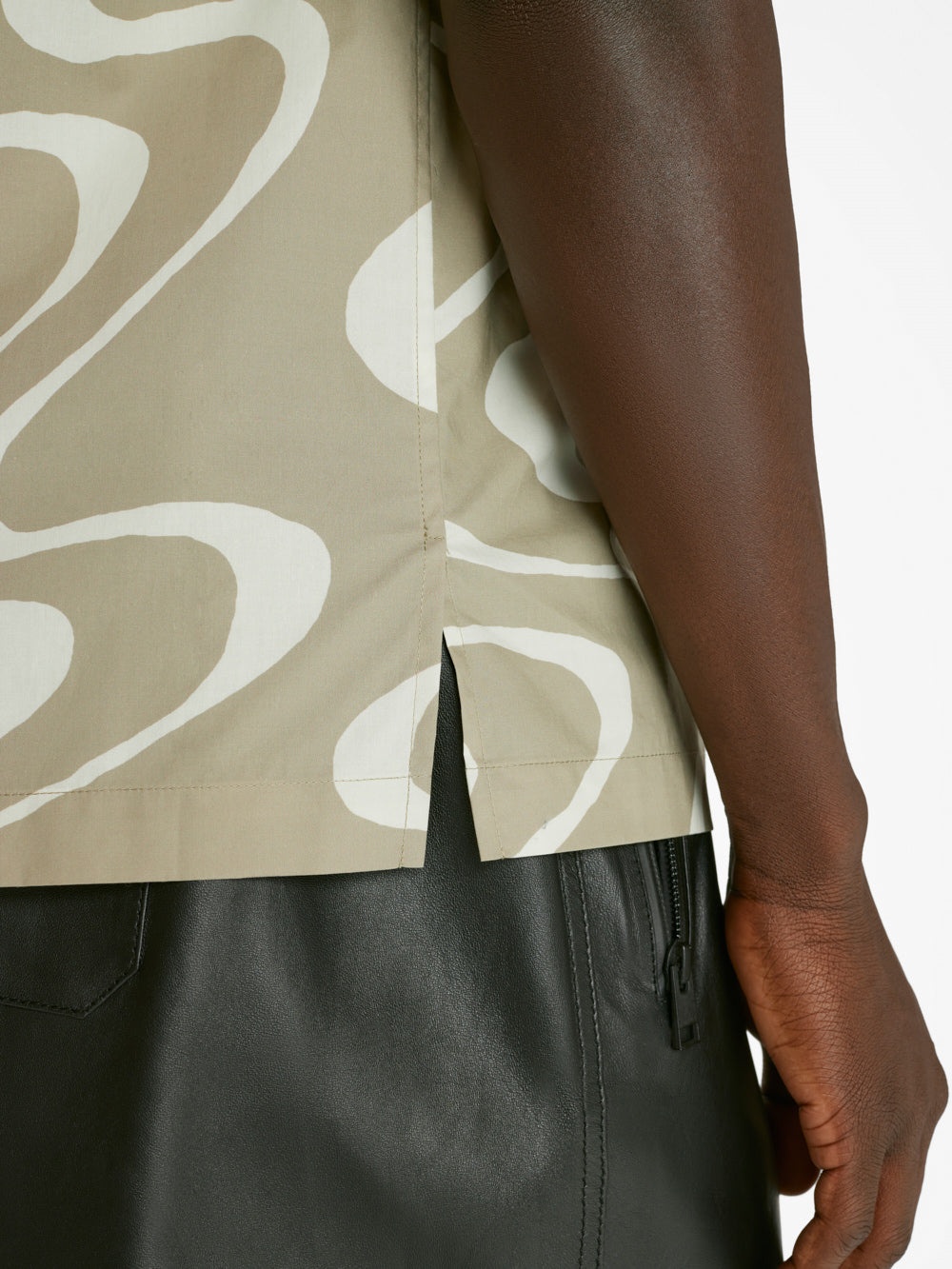 Abstract Wave Graphic Shirt in Sand Beige Print - 8