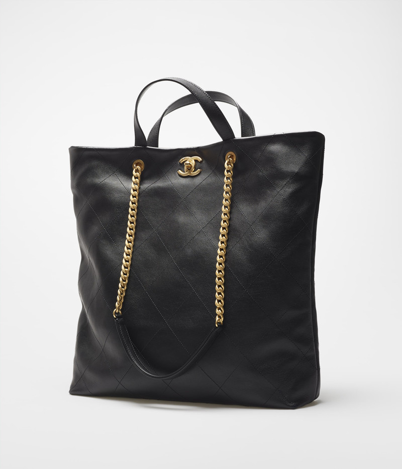 CHANEL Maxi Shopping Bag outlook