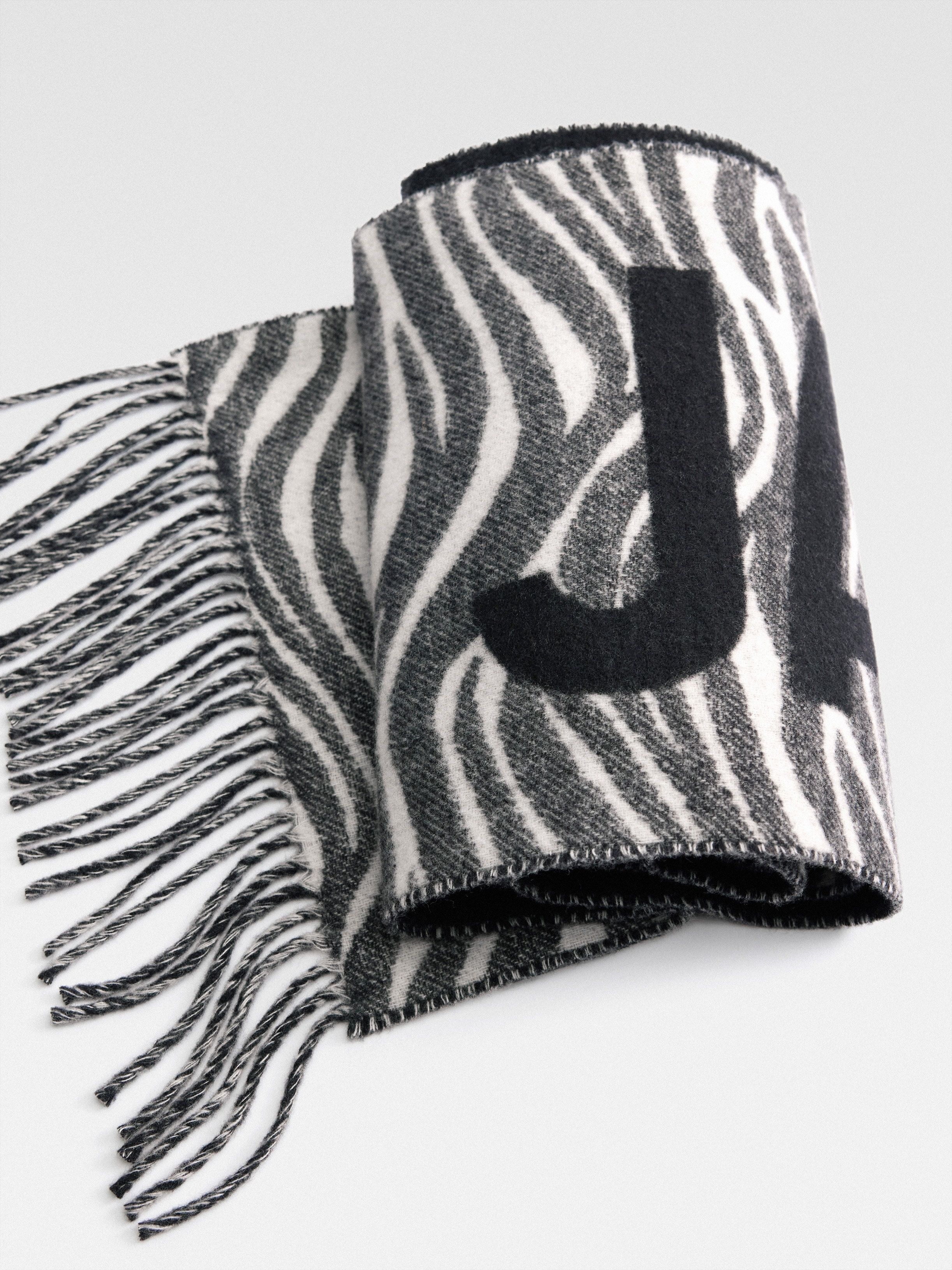The Jacquemus scarf - 2